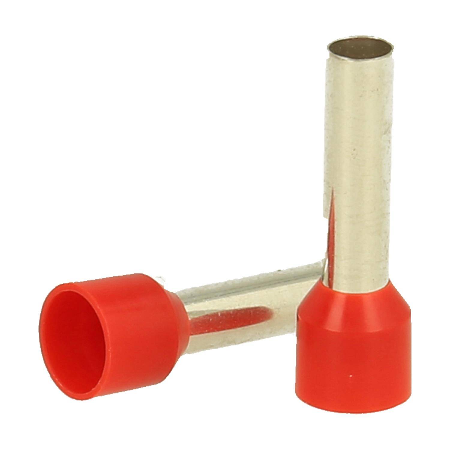 Zwei rote isolierte Aderendhülsen, die für elektrische Verkabelung konzipiert sind, eine steht aufrecht und die andere liegt horizontal, wobei die Metallhülse präsentiert wird.