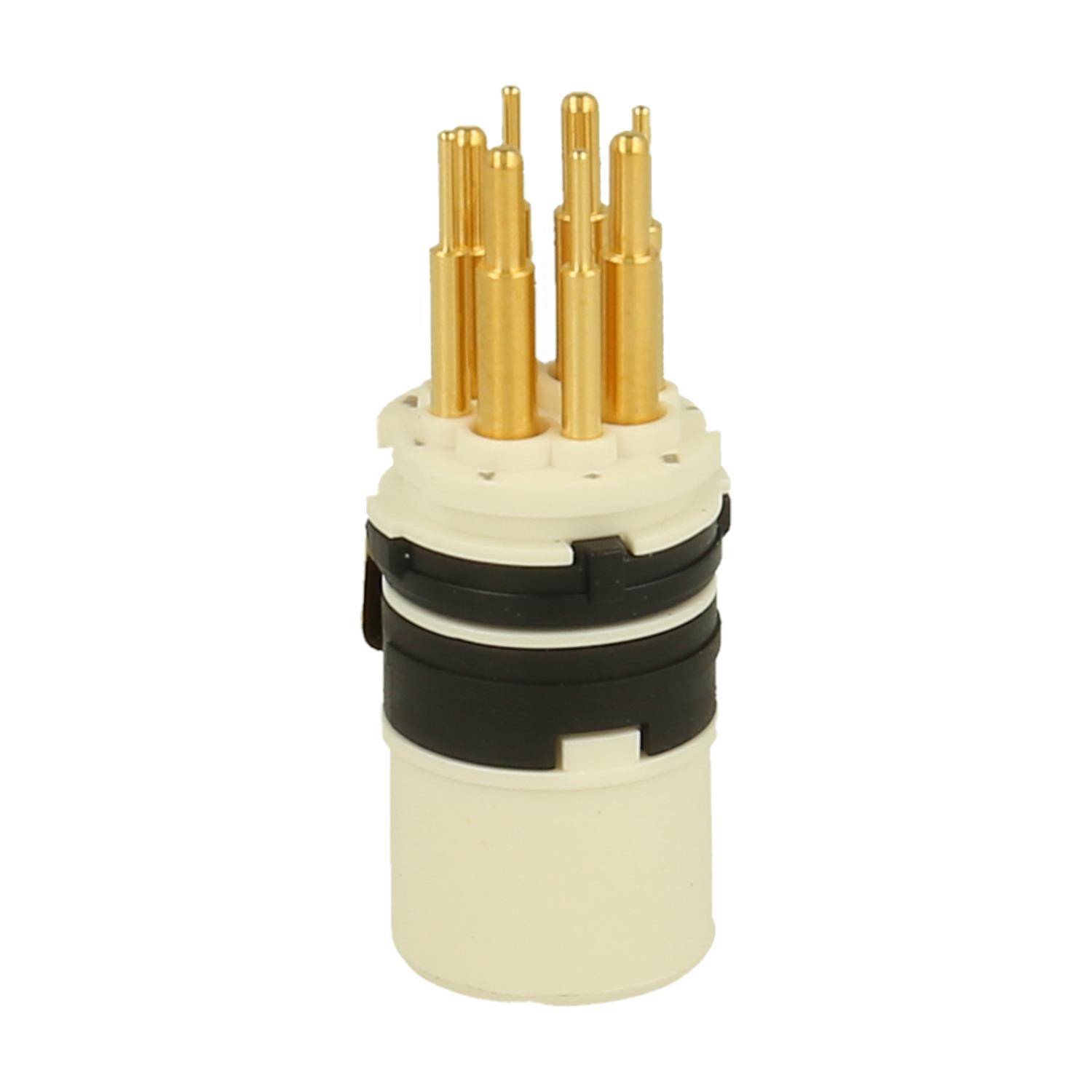 Ein zylindrischer Stecker mit weißer und schwarzer Gehäuseverkleidung weist mehrere vergoldete Stifte auf, die von der Oberseite herausragen.