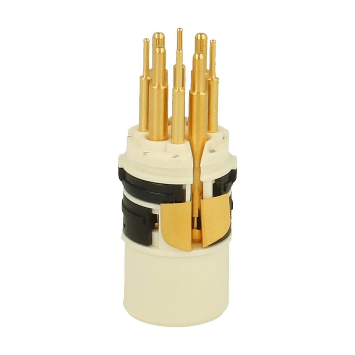 Ein weißer und goldener elektrischer Anschluss mit mehreren Kontaktstiften.