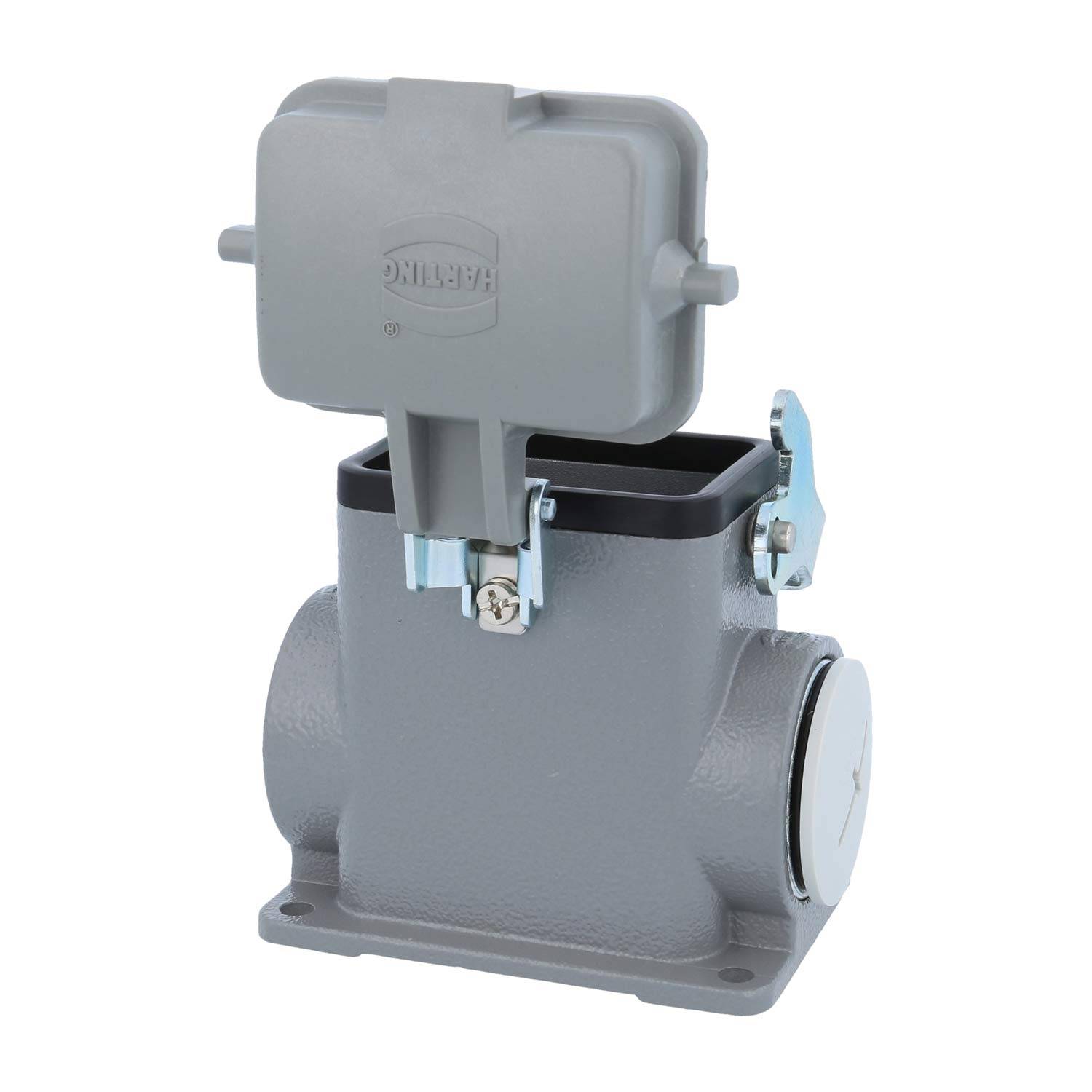 Ein grauer industrieller Elektroverteiler mit einem Scharnideckel, geöffnet, um sein leeres Inneres zu zeigen. Verwendet zum Schutz elektrischer Anschlüsse.