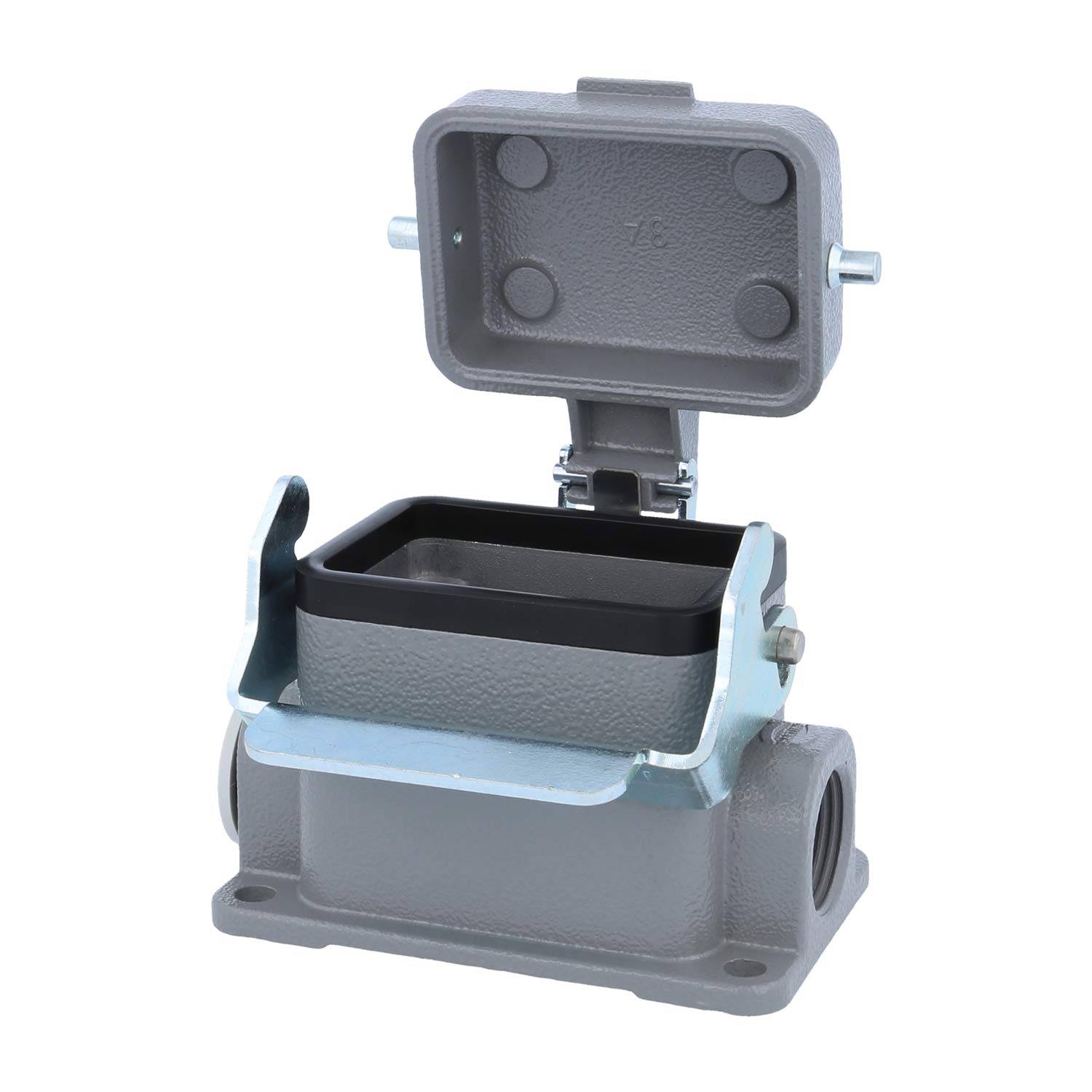 Ein rechteckiger grauer Metallschaltschrank mit einem offenen Deckel, der eine schwarze Innenseite zeigt. Zwei Kabelverschraubungsöffnungen sind sichtbar.