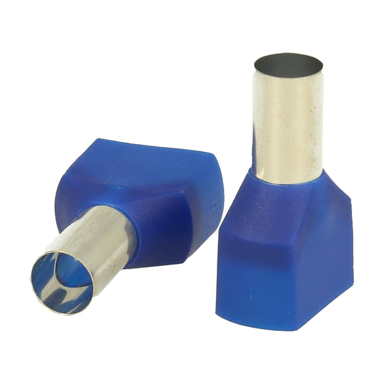 Zwei blaue isolierte Aderendhülsen, eine aufrecht stehend und die andere liegend, die zum Crimpen auf Drahtenden für elektrische Verbindungen ausgelegt sind.