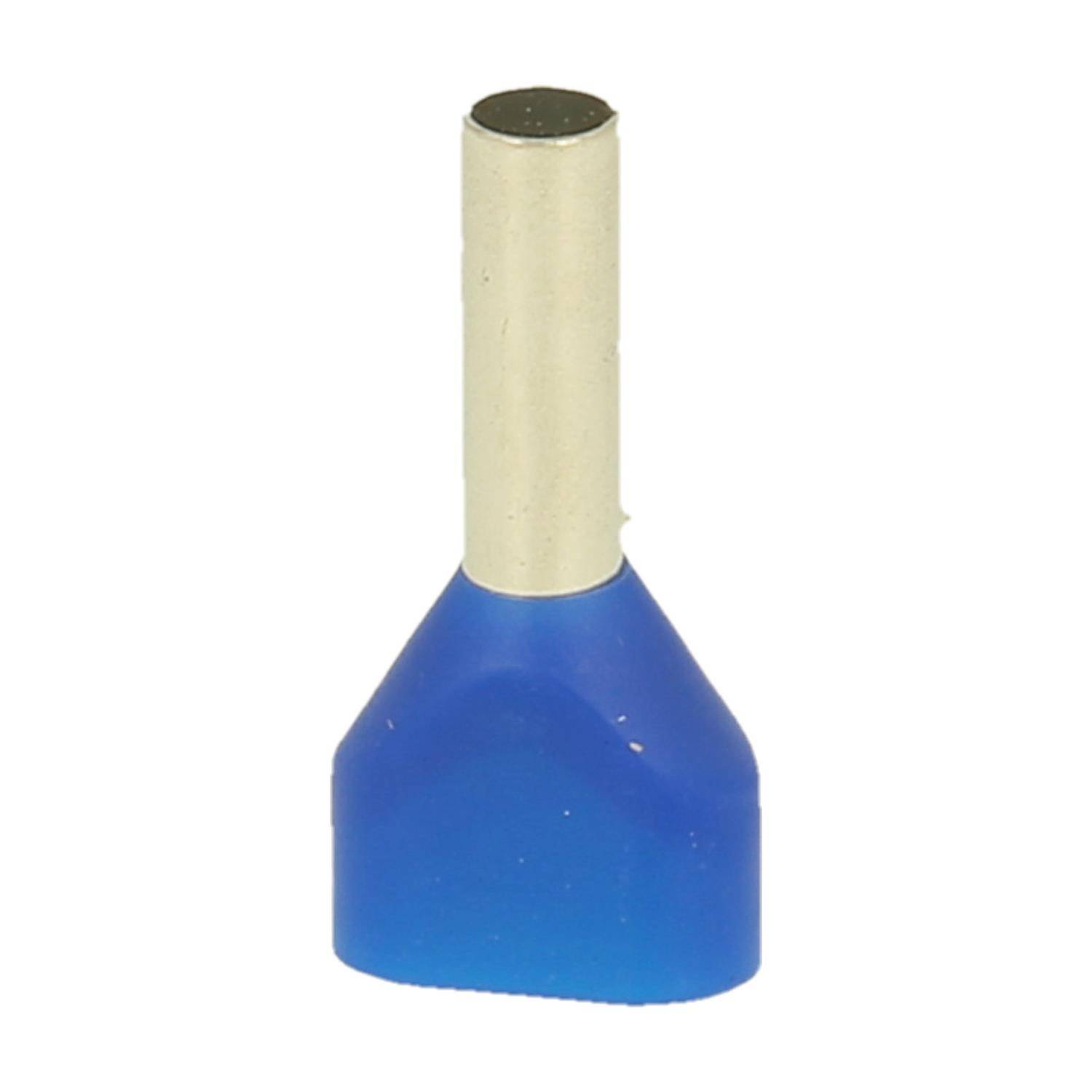 Ein blauer isolierter Ferrule-Steckverbinder mit metallischem Stiftende, der zur Sicherung von Drahtverbindungen in elektrischen Anwendungen verwendet wird.