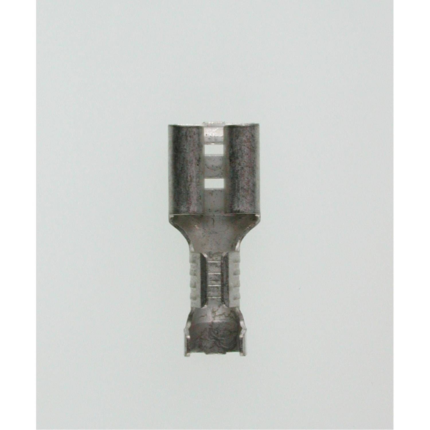 Ein Elektroverbindungsklemme aus Metall mit Flachsteckerdesign, die häufig zum Crimpen von Leitungen in elektrischen Anwendungen verwendet wird.