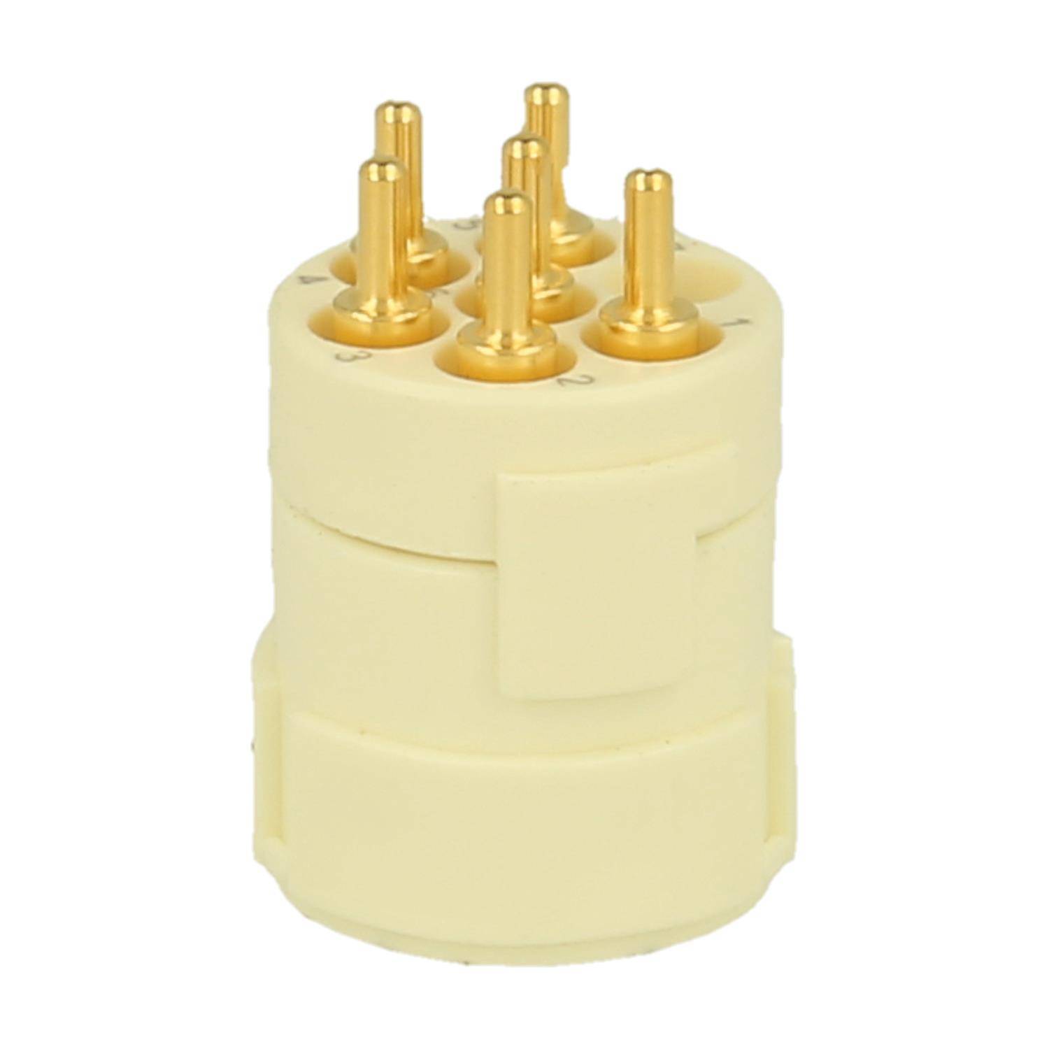 Ein beiger Kunststoff-Elektroverbinder mit sechs vergoldeten Pins, die auf der Oberseite kreisförmig angeordnet sind.
