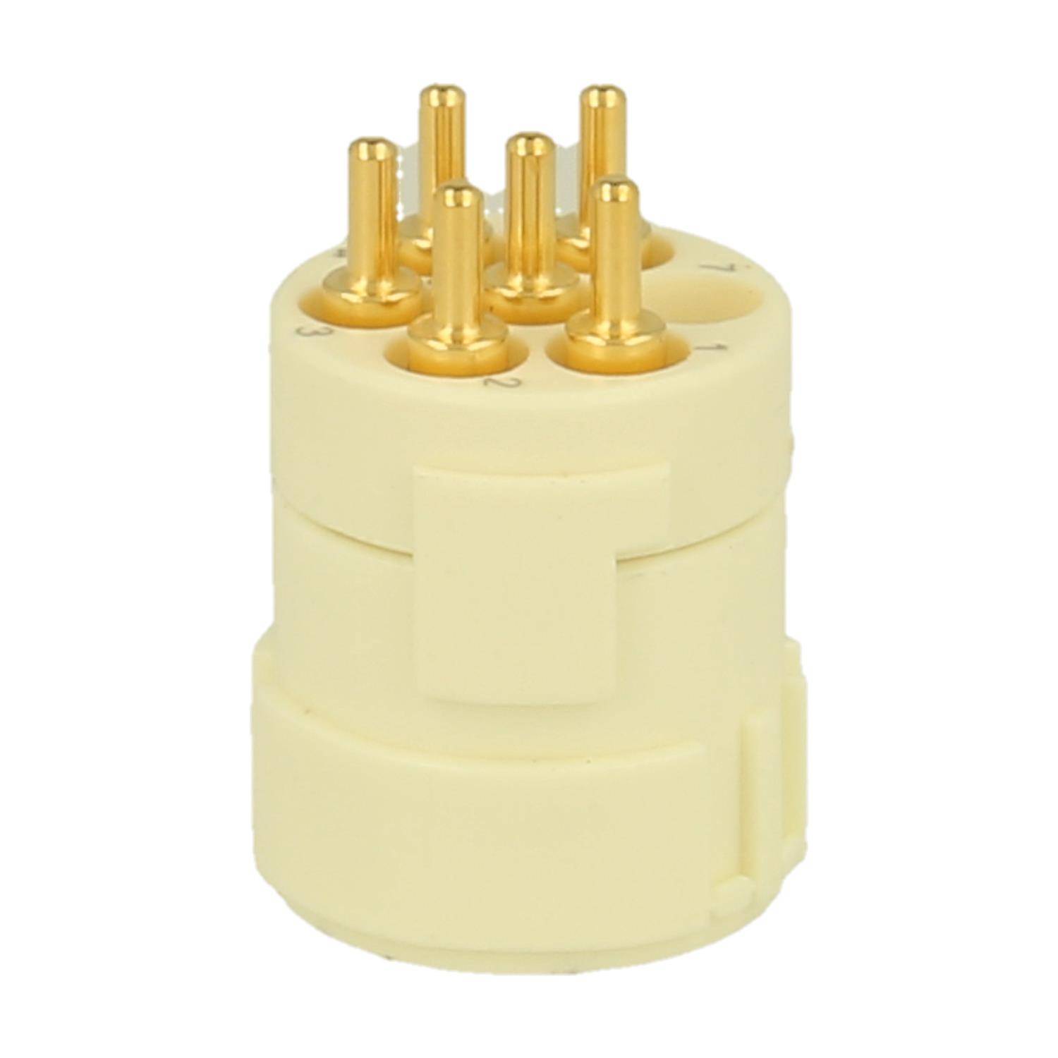 Ein 9-poliger männlicher Röhrensockeladapter mit goldenen Pins und einem beigen Kunststoffgehäuse, der typischerweise in elektronischen Geräten oder Verstärkern verwendet wird.