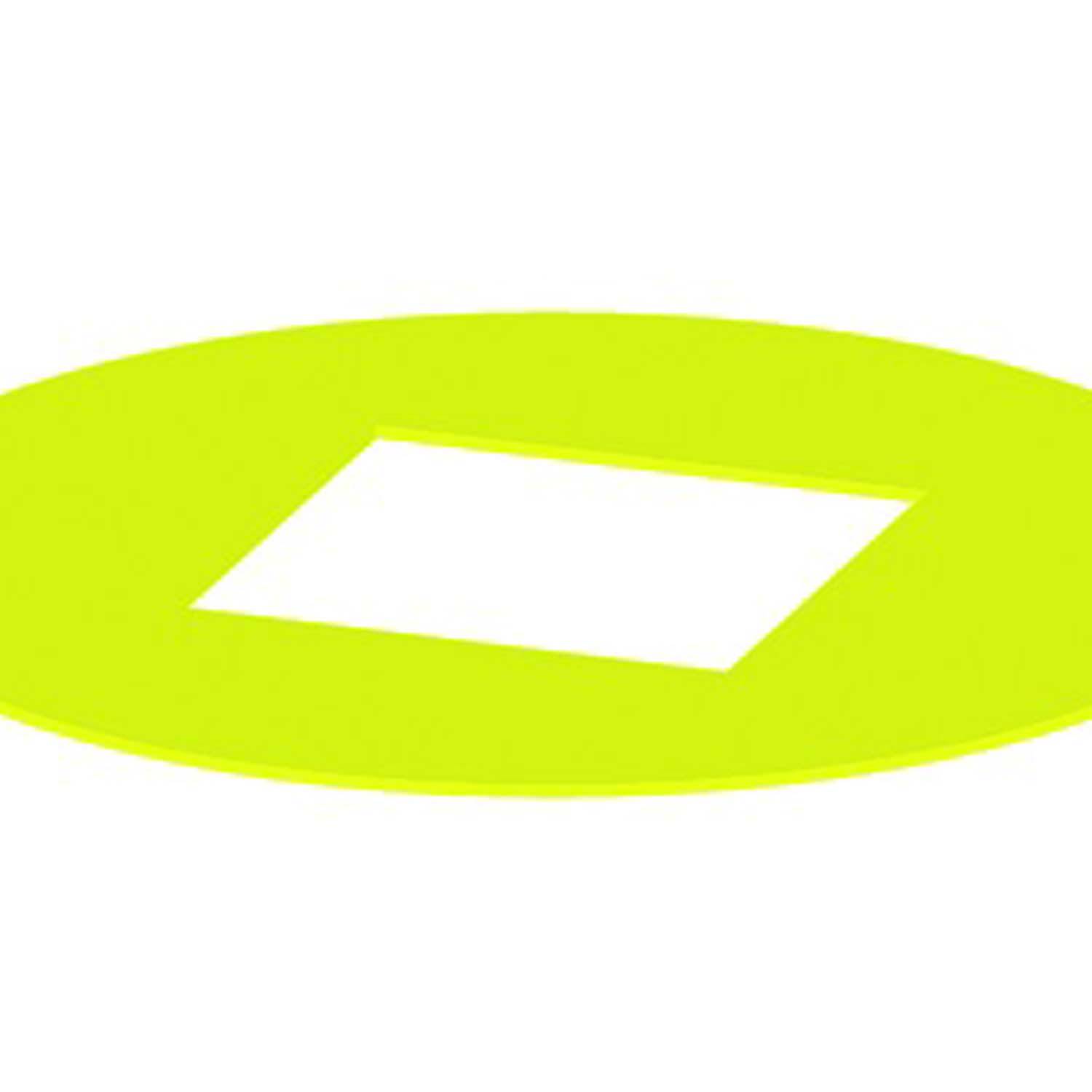 Ein ovales gelbes Objekt mit einem rechteckigen Ausschnitt in der Mitte, von einem Winkel aus betrachtet.