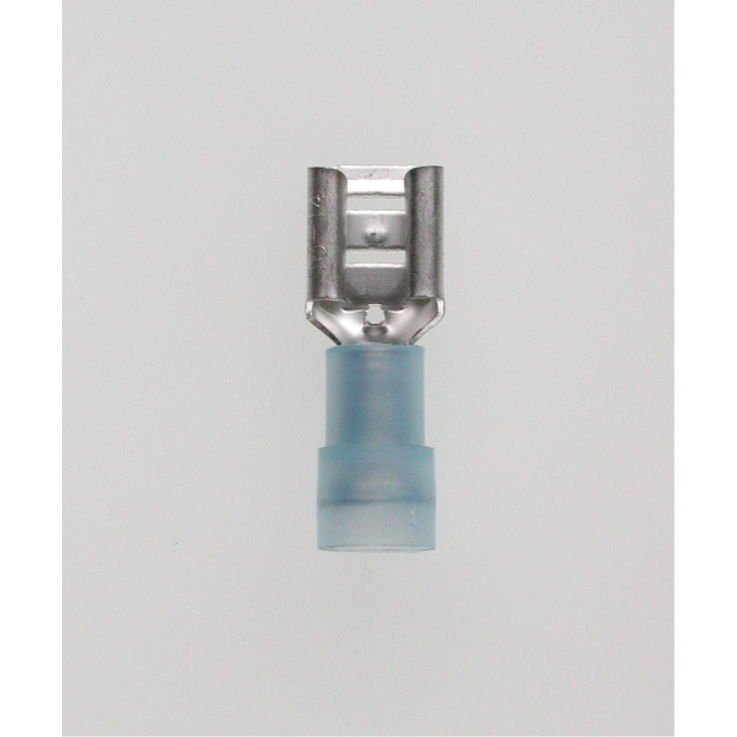 Ein blauer isolierter Flachstecker für Kabelverbindungen, der vor einem einfarbigen Hintergrund dargestellt ist.