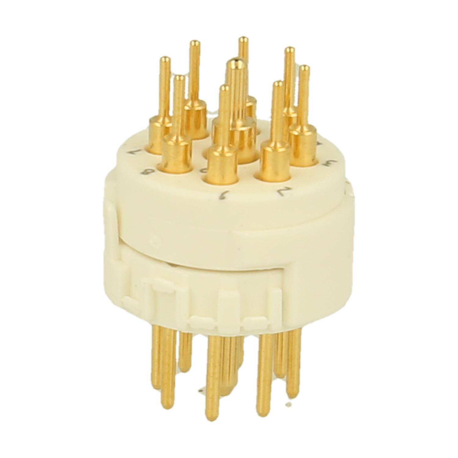 Ein elektronischer Röhrensockel mit mehreren vergoldeten Anschlüssen, der zum Anschluss von Elektronenröhren in elektronischen Geräten verwendet wird.