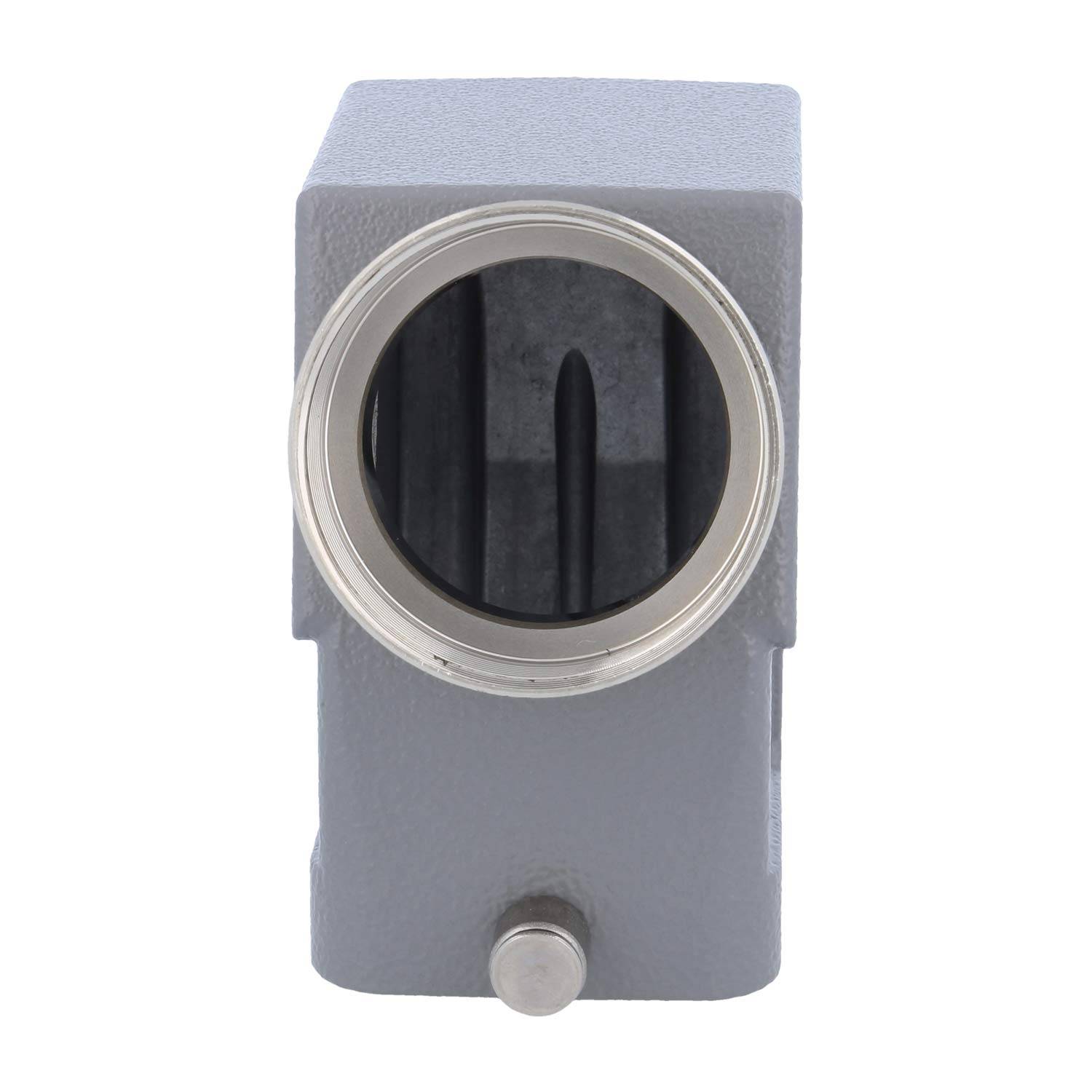 Ein rechteckiger grauer Metallblock mit einer kreisförmigen Öffnung an der Oberseite und einem kleinen Griff in der Nähe des unteren Endes, von vorne gesehen.