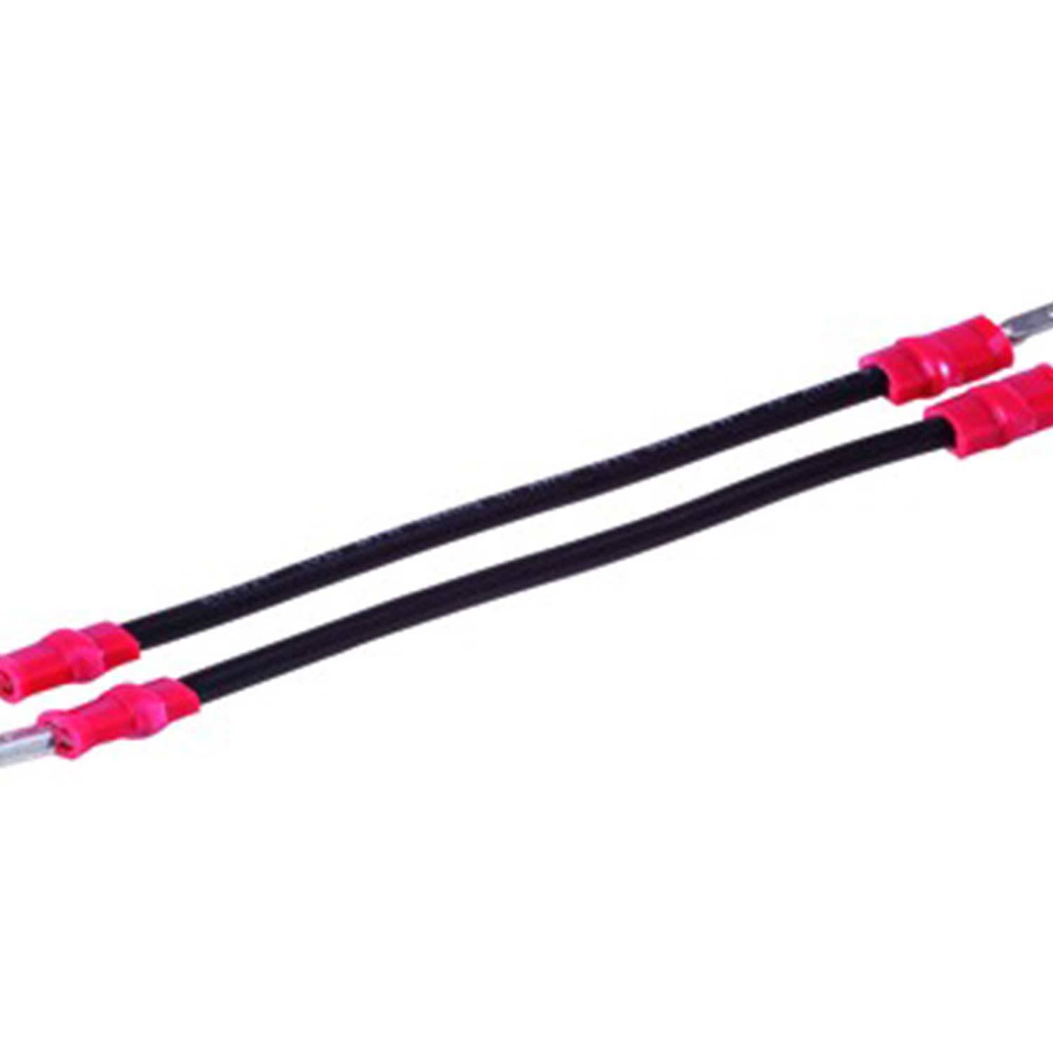 Zwei schwarze Kabel mit roten Steckern an beiden Enden, parallel zueinander auf einem weißen Hintergrund platziert.