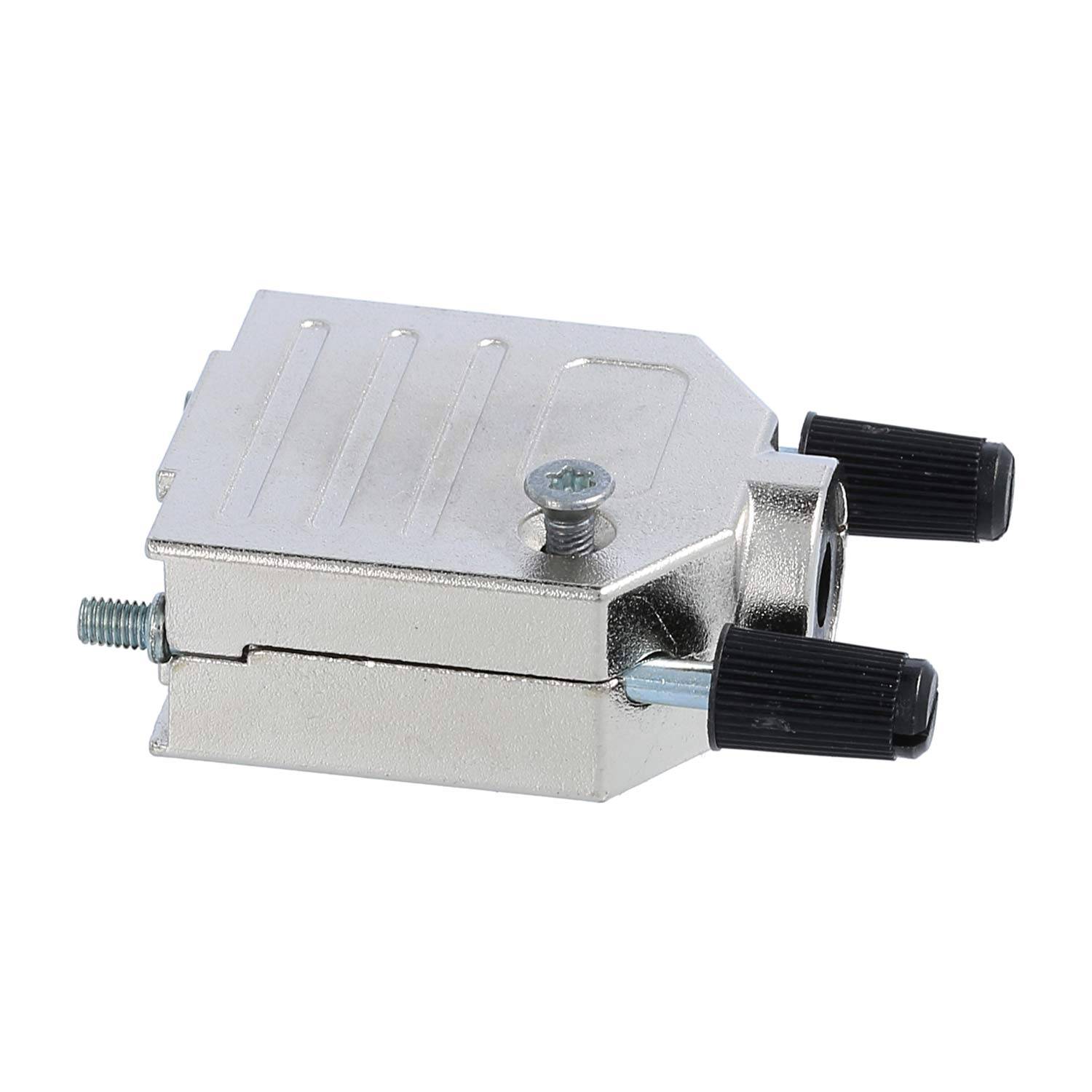 Ein silberner Metallstromstecker mit schwarzen Daumenschrauben, konzipiert für die Sicherung von Verbindungen in elektronischen Geräten.