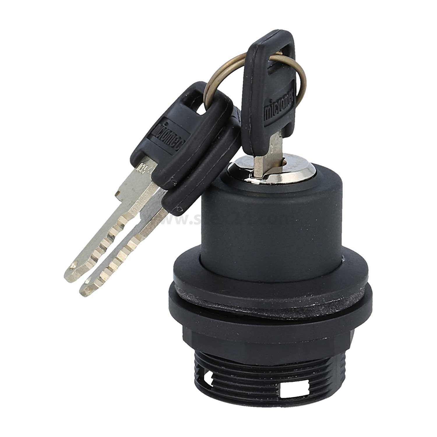 Ein schwarzer Zündschalter mit zwei angehängten Schlüsseln, eingesetzt für automobile oder maschinelle Zwecke, isoliert auf einem weißen Hintergrund.
