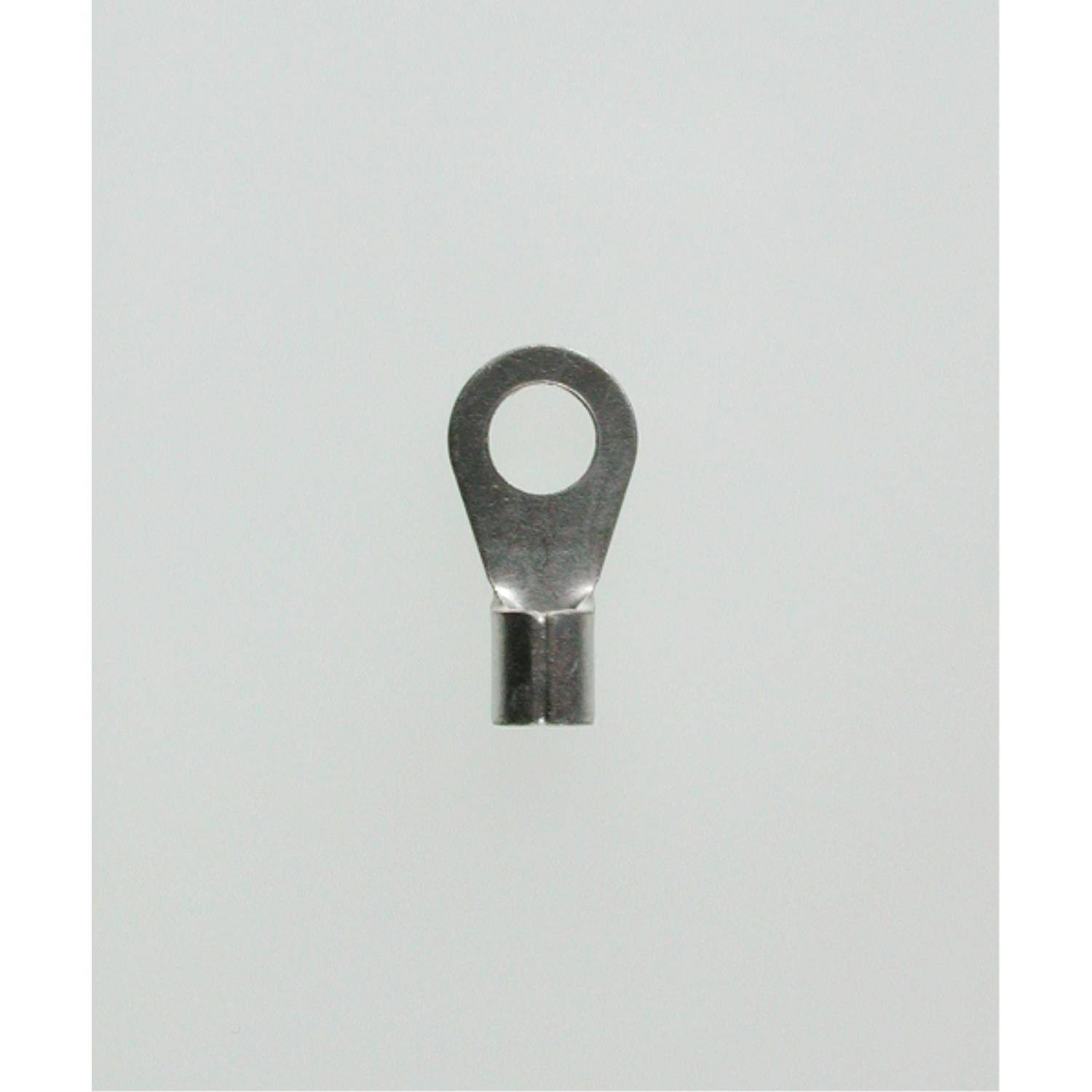 Ein Ringkabelschuh mit einer kreisförmigen Öffnung an einem Ende zum Befestigen an einem Bolzen oder Gewindestift und einer Crimpung am anderen Ende für die Kabelverbindung.