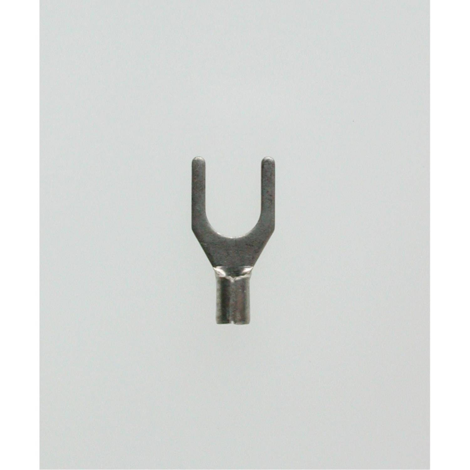 Ein kleiner, metallischer, gabelförmiger elektrischer Anschluss auf einem schlichten weißen Hintergrund, der zum Verbinden von Drähten in elektronischen Geräten verwendet wird.