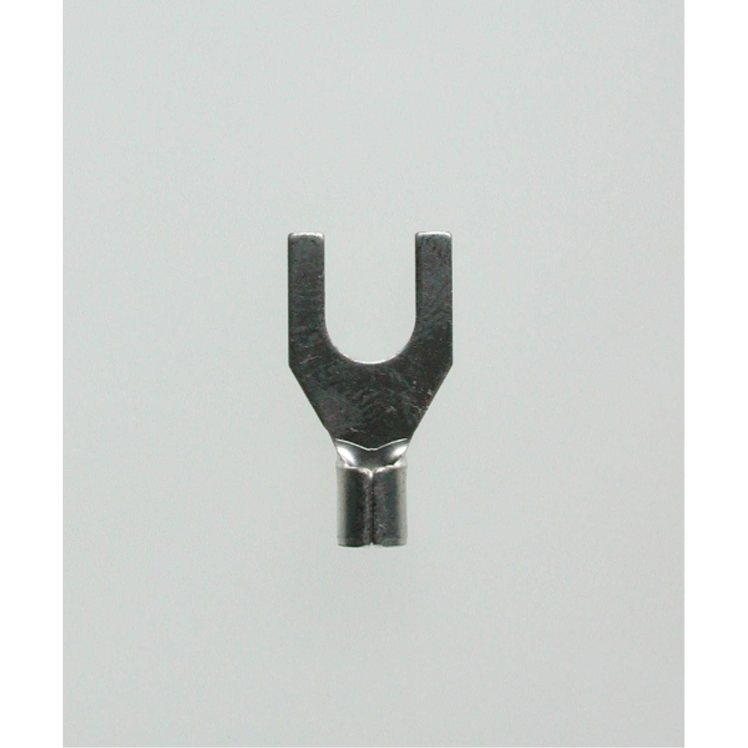 Ein Lug-Verbinder in Gabelform aus Metall, der zum sicheren Anschließen von Drähten an Klemmen verwendet wird. Durch sein gezacktes Design ermöglicht er eine einfache Verbindung und Trennung.