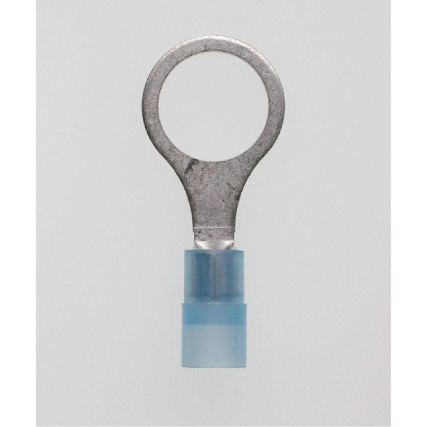 Ein Ringkabelschuh mit einem blauen isolierten Klemmanschluss, der zur Befestigung von elektrischen Leitungen an einem Anschlusspunkt verwendet wird.