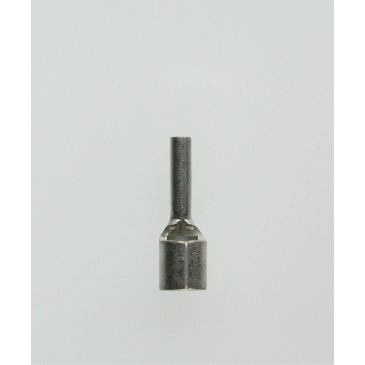 Eine kleine Metallstift-Klemme, die zum Anschluss von elektrischen Kabeln verwendet wird, ist mittig vor einem schlichten weißen Hintergrund positioniert.