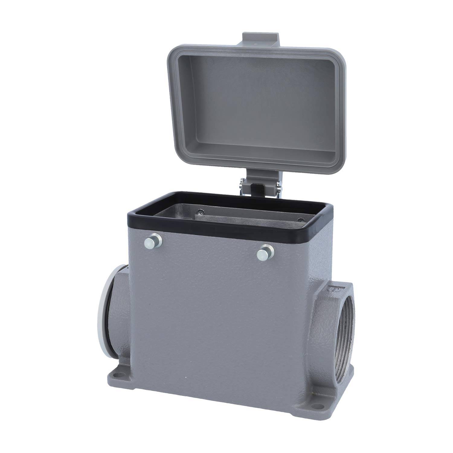 Eine rechteckige graue Metall-Elektroverteilerdose mit offener Abdeckung und gewindeten Seitenöffnungen, die zur Unterbringung von Kabelverbindungen dient.