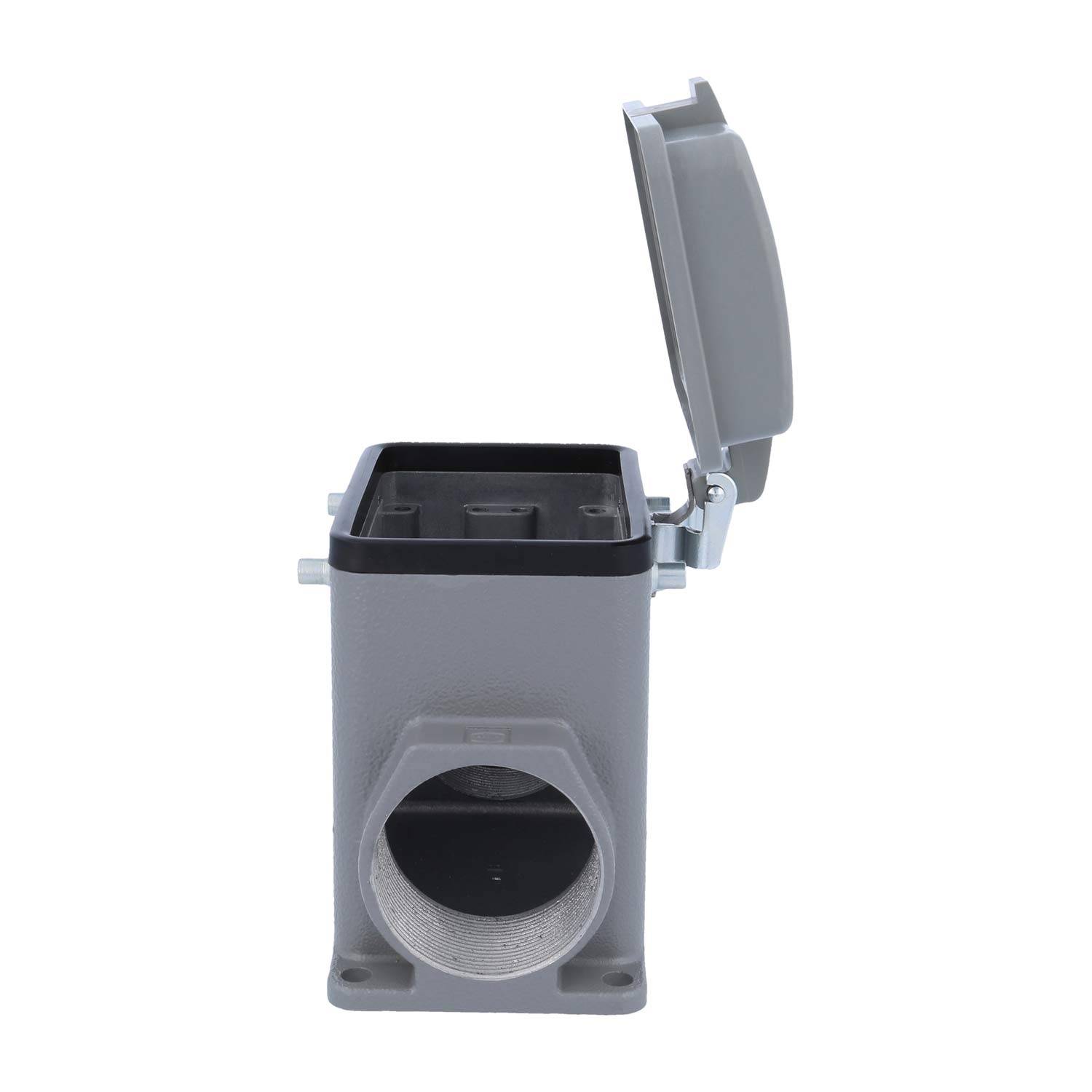 Ein grauer industrieller Schlauchadapter mit offener Abdeckung, konzipiert zum Verbinden von Rohrleitungen oder Rohren, mit einem netzabgedeckten Auslass.