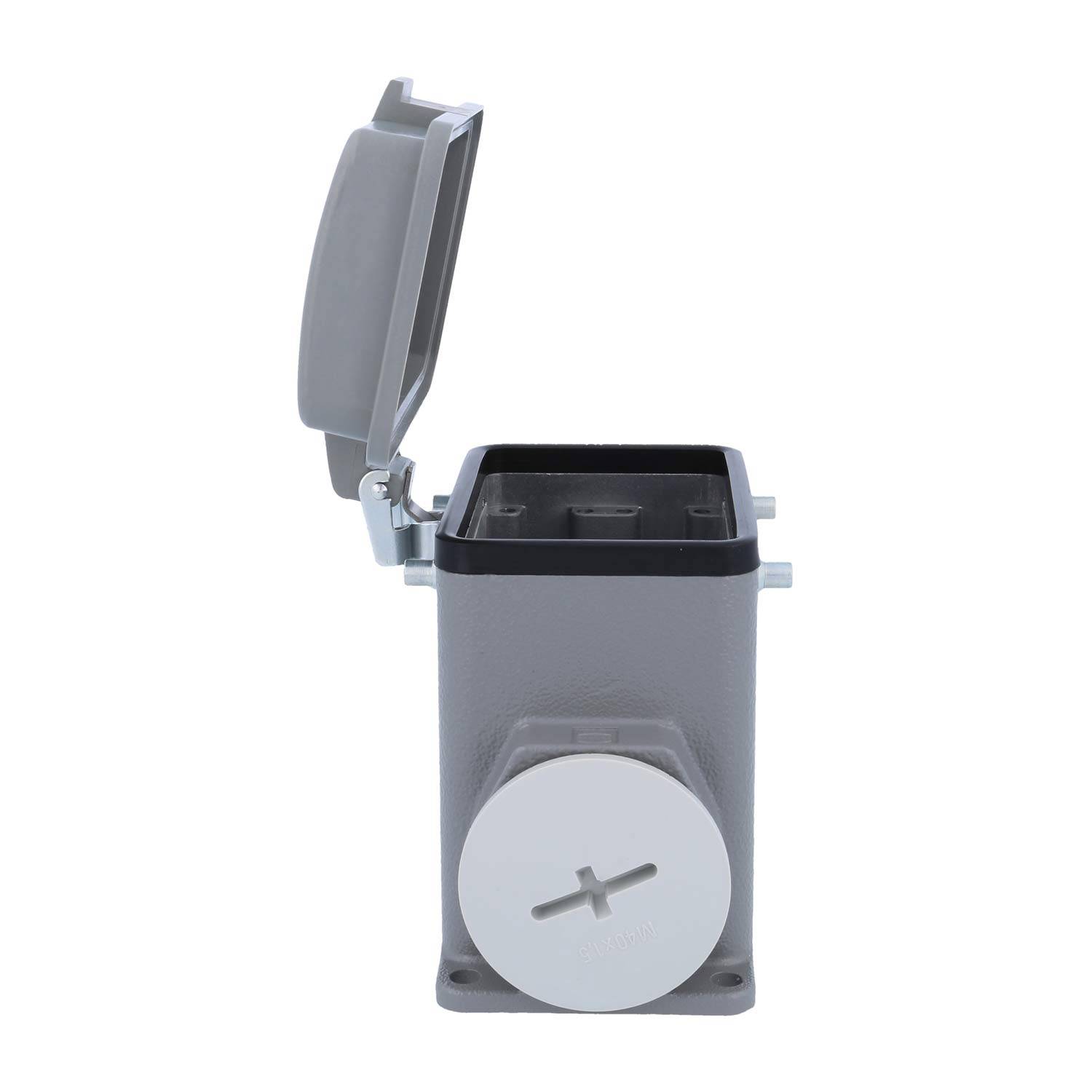 Elektrische Verteilerdose mit offener Abdeckung und sichtbarer Buchse, für den Außeneinsatz konzipiert. Die Dose ist grau und verfügt über eine Schutzabdeckung.