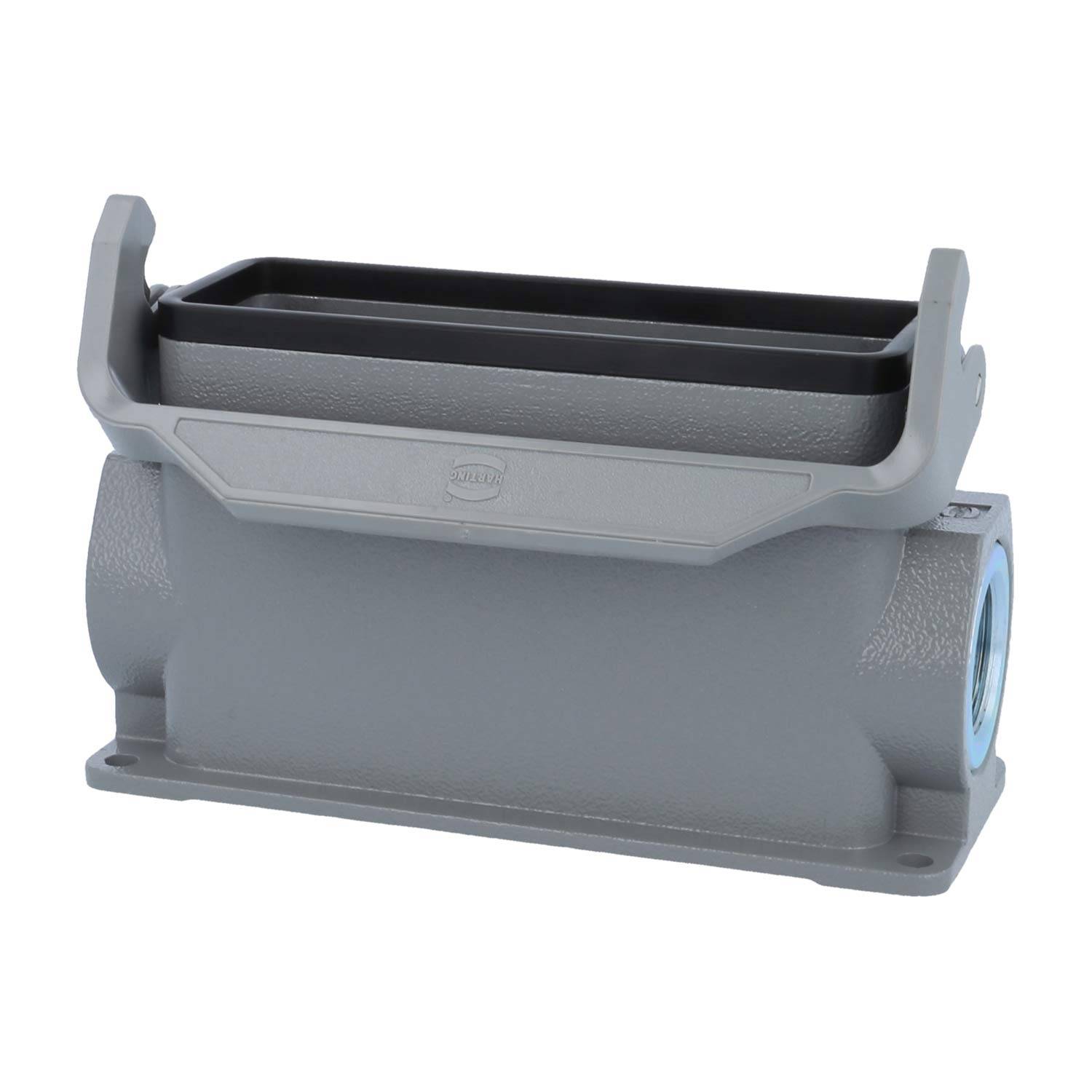 Ein rechteckiges graues industrielles Anschlussgehäuse mit einer Verriegelung oben und einer seitlichen Eintrittsöffnung wird vor einem weißen Hintergrund dargestellt.