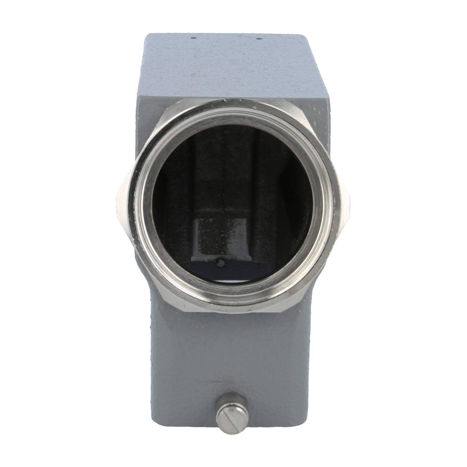 Eine Nahaufnahme eines grauen, industriellen Metall-Rohranschlusses mit einer kreisrunden Öffnung, mit einem Bolzen in der unteren Mitte.