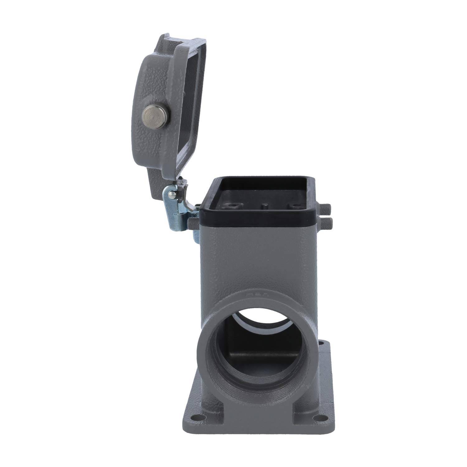 Eine graue, industrielle Steckdose mit klappbarem Deckel sitzt aufrecht und zeigt ihre Frontöffnung sowie die Befestigungslöcher an der Basis.