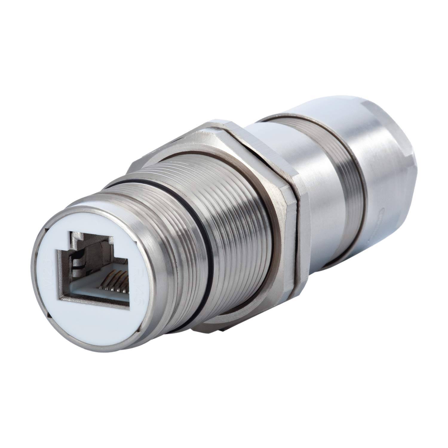 Ein metallischer, zylindrischer RJ45-Panelmontage-Steckverbinder, der für Ethernet-Verbindungen verwendet wird, auf einem weißen Hintergrund.