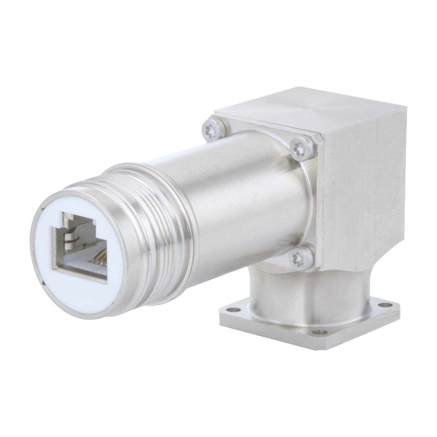 Ein Metall-Rechtwinkl-Adapter mit einem RJ45-Ethernet-Anschluss an einem Ende und einer quadratischen Flanschbasis am anderen Ende, der für Netzwerkverbindungen verwendet wird.