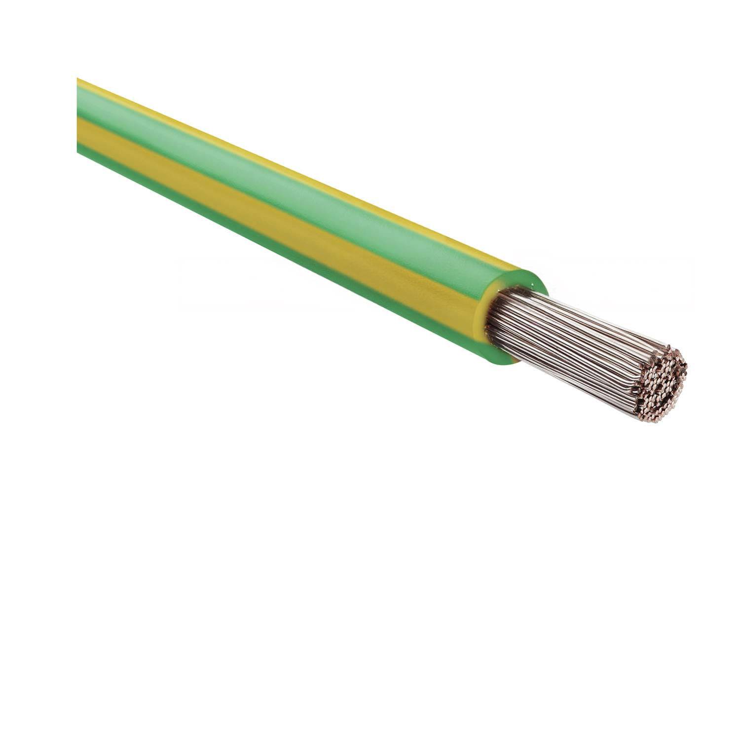 Ein grün-gelbes isoliertes Elektrokabel mit freigelegten Metallsträngen an einem Ende, das typischerweise für Erdungszwecke verwendet wird.