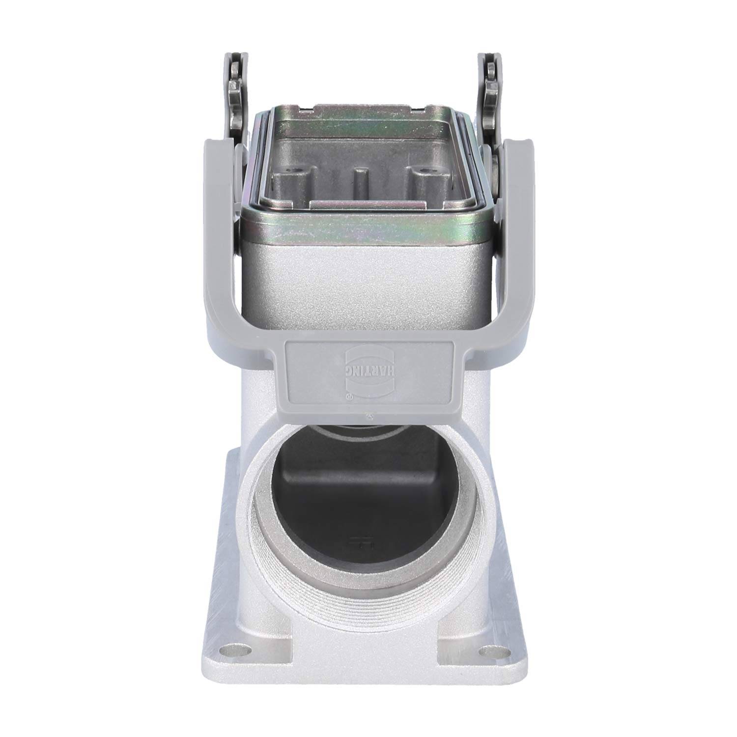 Ein elektrischer Industrieverbinder mit einem metallischen Gehäuse und Montagebasis, ausgestattet mit einem klappbaren Schutzdeckel und sichtbarer kreisförmiger Öffnung.