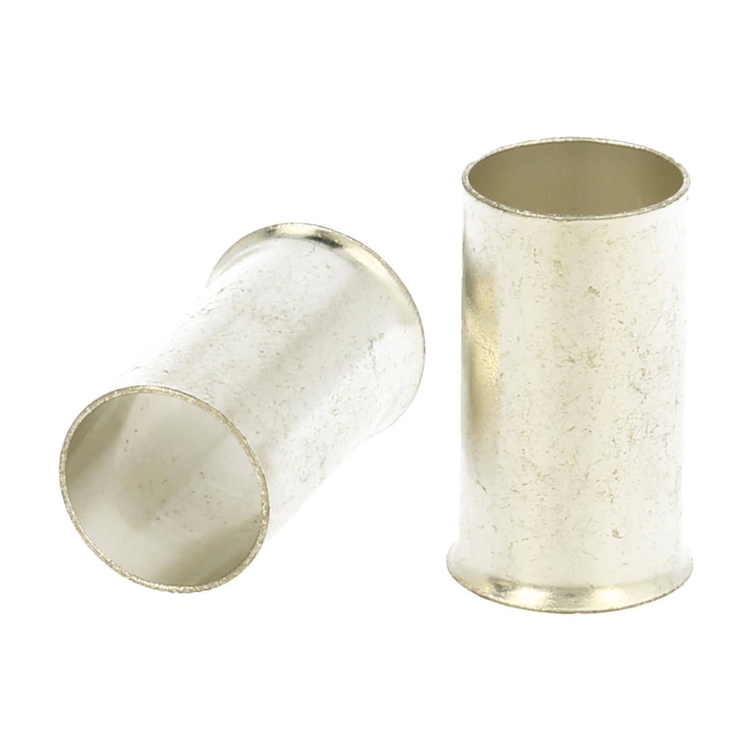 Zwei metallische Röhren, eine aufrecht und die andere liegend, die eine offene zylindrische Form vor einem weißen Hintergrund zeigen.