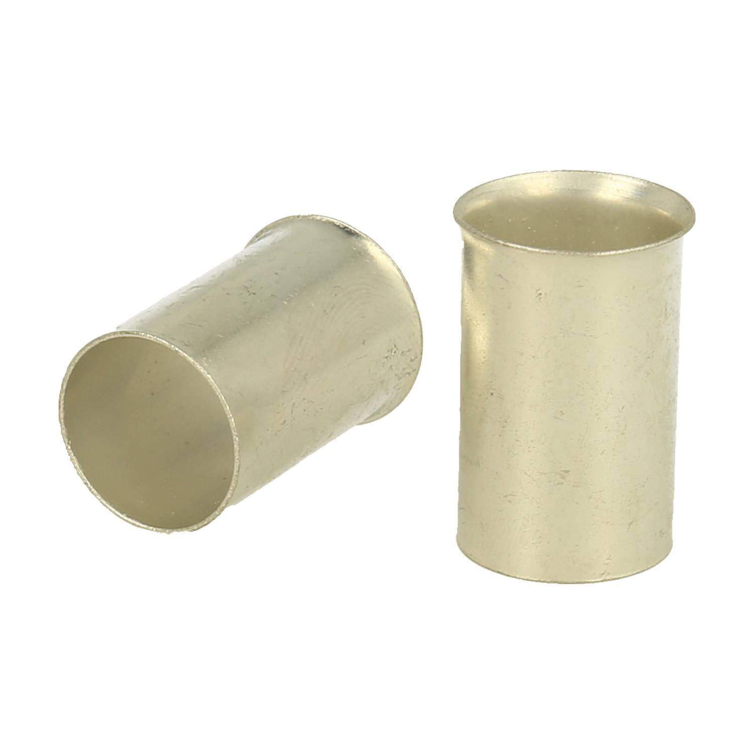 Zwei goldfarbene Metallhülsen, eine aufrecht stehend und die andere auf ihrer Seite liegend, die zum Verstärken der Spitzen von Schnürsenkeln oder Schnüren verwendet werden.