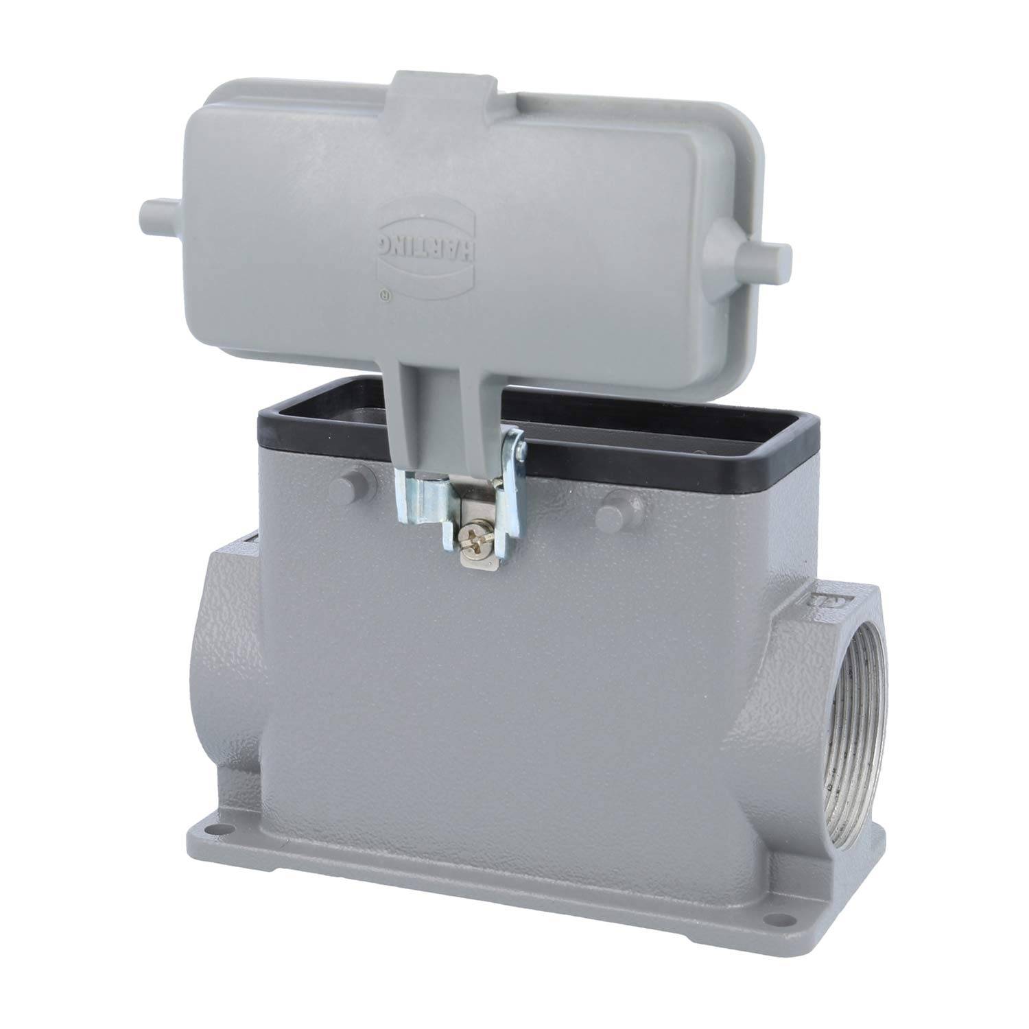 Ein grauer Metallschaltschrank mit einem teilweise offenen Schutzdeckel, der Anschlüsse im Inneren sichtbar macht.