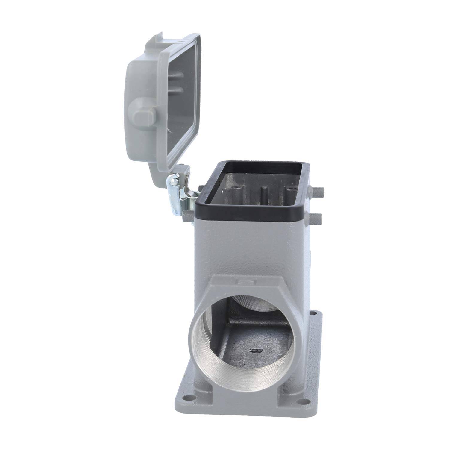 Ein rechteckiges metallisches Elektroinstallationsgehäuse mit einem offenen Deckel, das ein Innenkompartiment zeigt. Es hat Befestigungslöcher an der Basis.