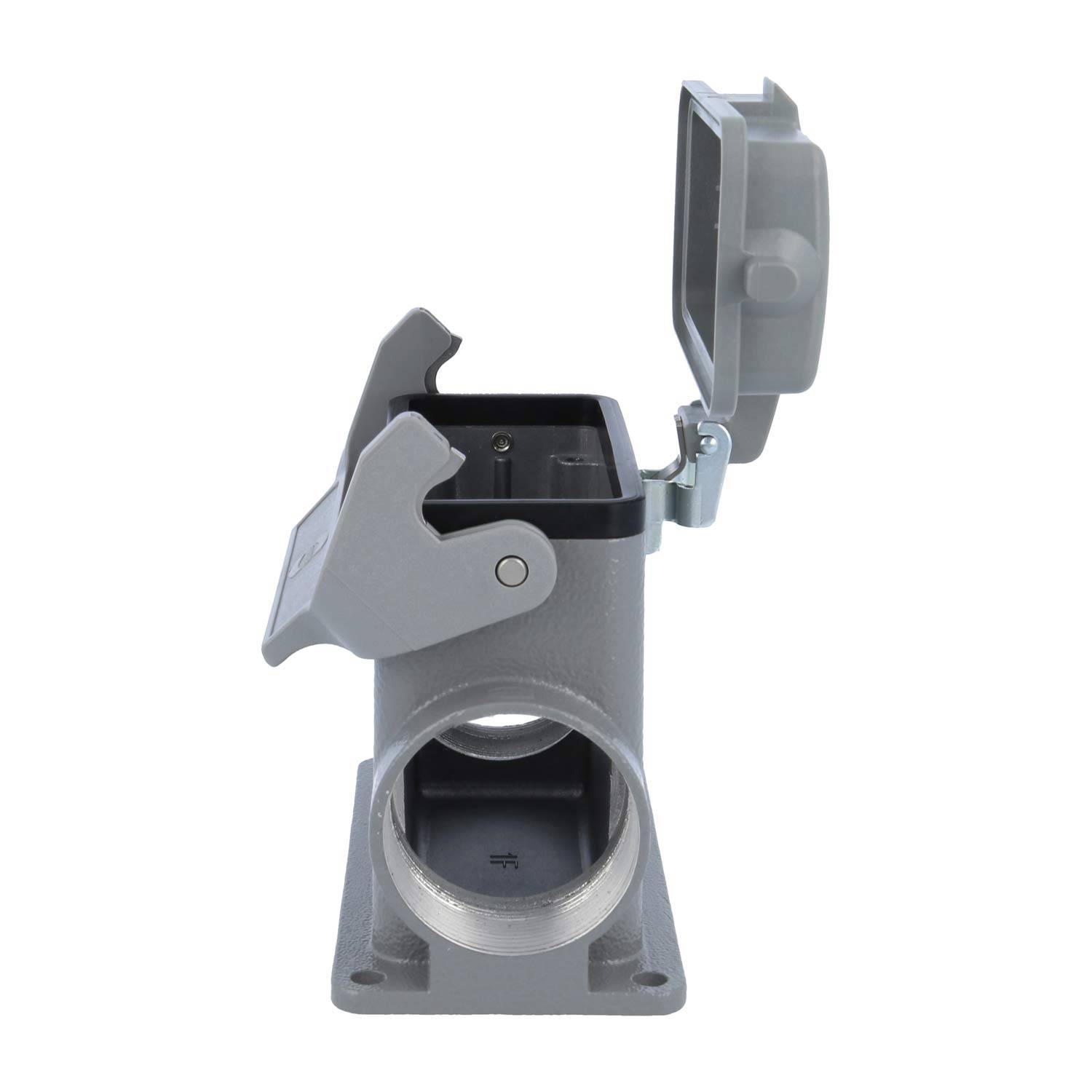 Eine graue industrielle Steckdose mit einer offenen, klappbaren Schutzabdeckung, die den elektrischen Anschlussport im Inneren freilegt.