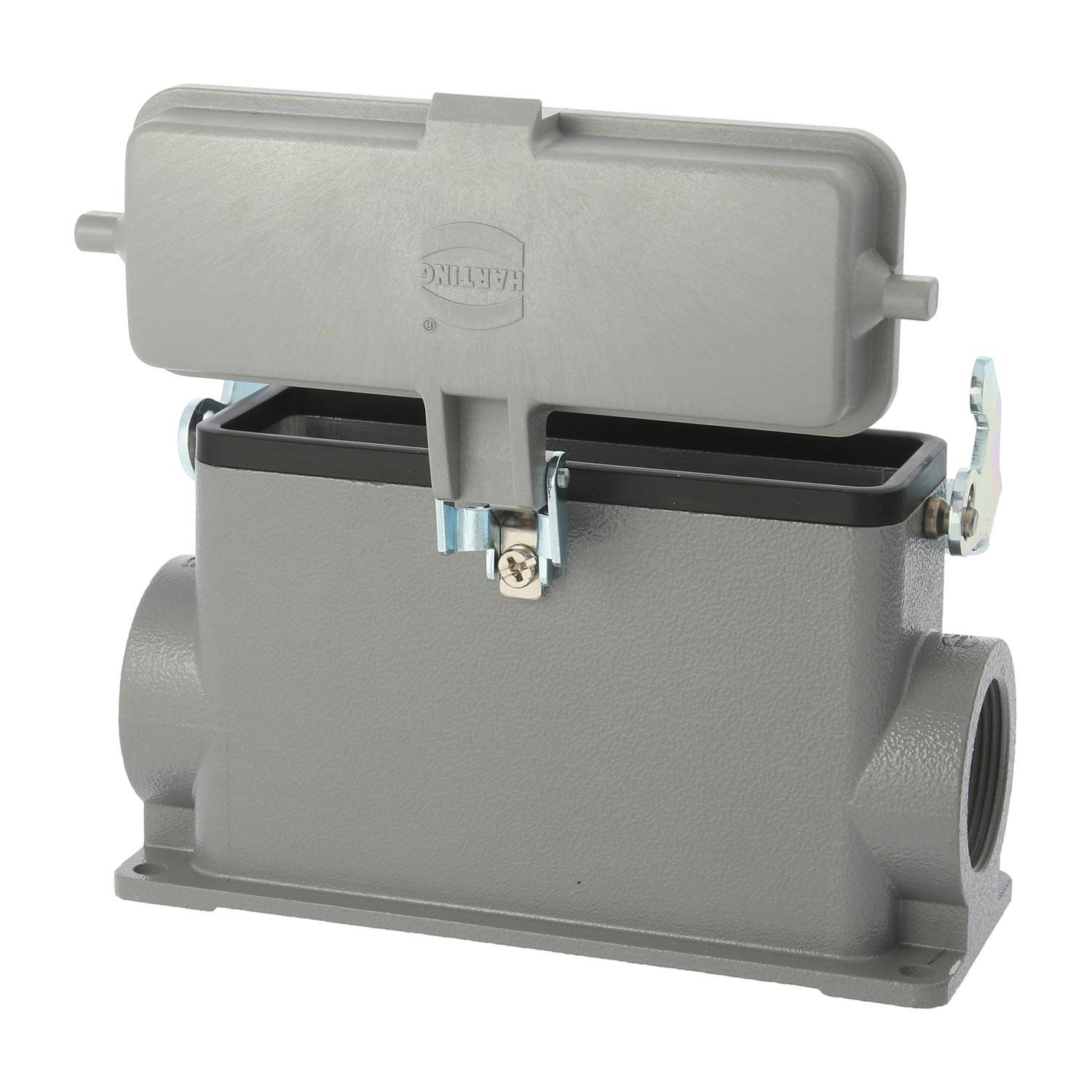 Ein grau-industrielles Gehäuse für einen schwerlastfähigen rechteckigen Verbinder mit einer klappbaren Schutzabdeckung, Verriegelungen und seitlichen Eingängen für Kabelverbindungen.