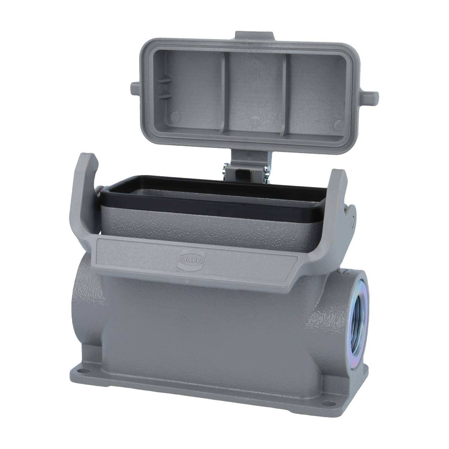 Ein offenes, rechteckiges Metallgehäuse für elektronische Komponenten mit einem Deckel im Klappdeckel-Design und seitlichen Öffnungen für Kabelanschlüsse.