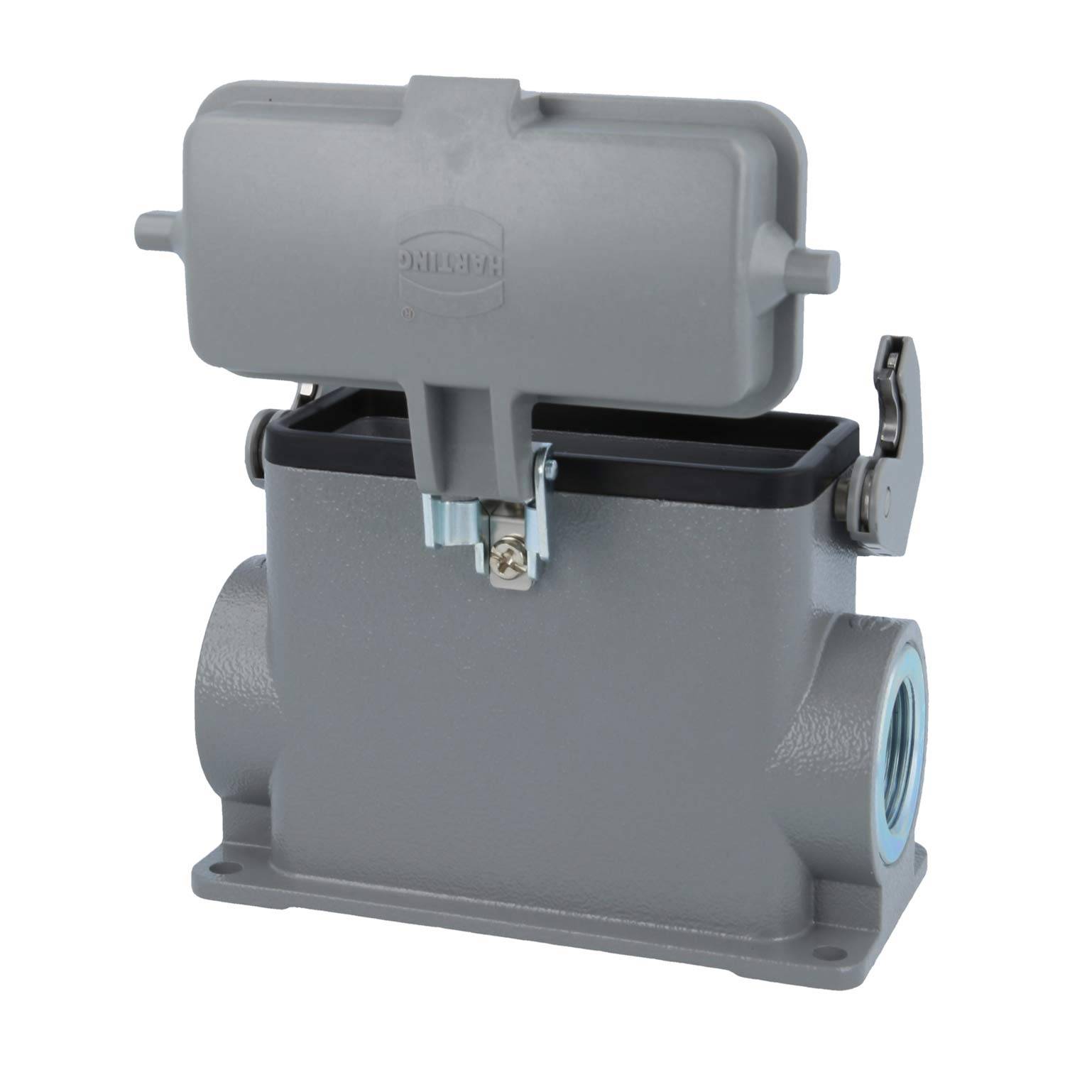 Ein grau-rechteckiges elektrisches Anschlussgehäuse mit einem klappbaren Deckel und Verriegelungsmechanismus. Verfügt über seitliche Öffnungen für Leitungsanschlüsse.