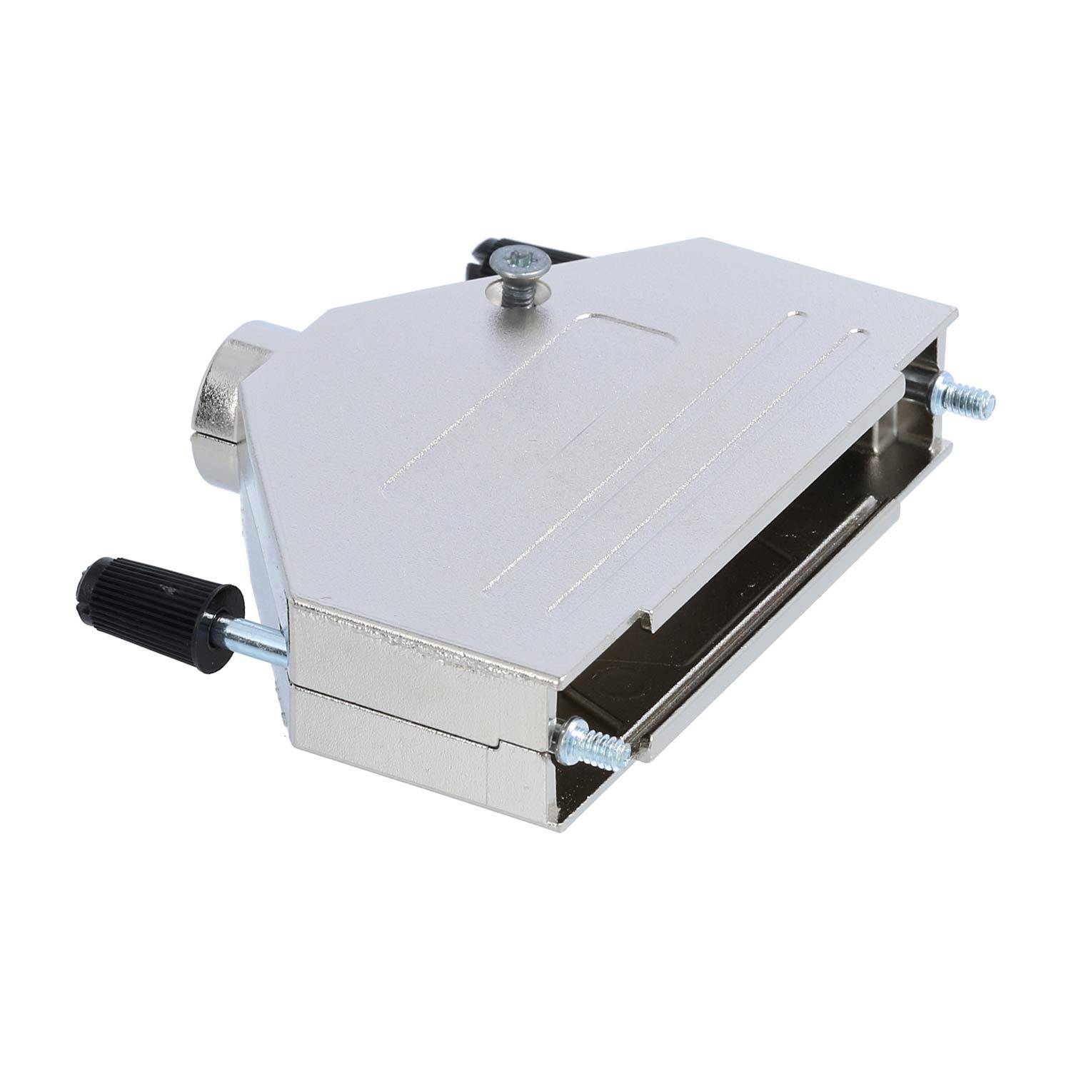 Ein silberner Metallverbinder mit einer schwarzen Schraube an der Seite, der zum Verbinden von Kabeln in elektronischen Geräten verwendet wird.