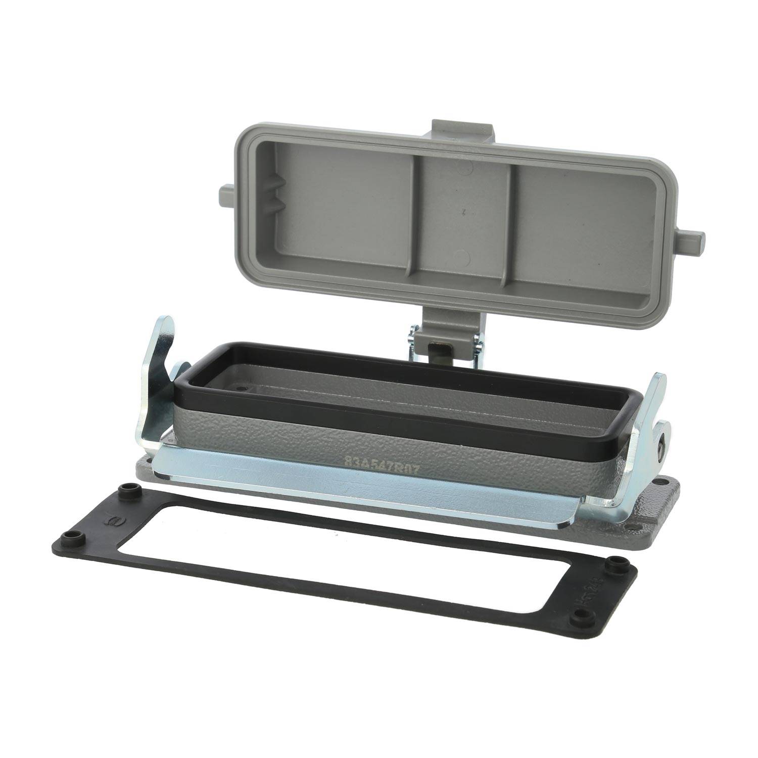 Eine metallische rechteckige Komponente mit einem offenen Deckel und abnehmbarer Dichtung, nützlich für sichere elektrische Steckverbindungen.