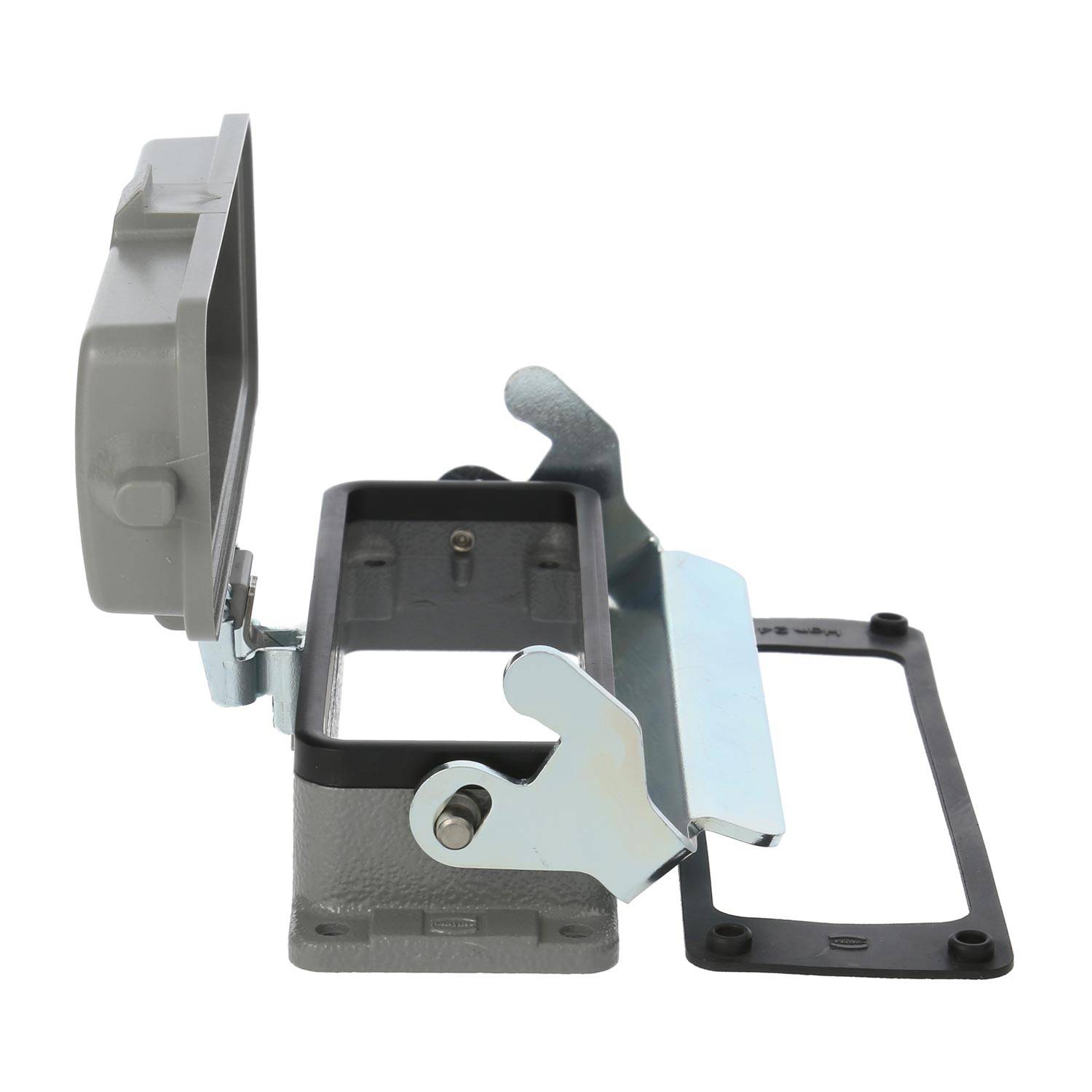 Eine Metallstromverteilerdose mit einem klappbaren Schutzdeckel in geöffneter Position, die Montageteile und Dichtungen zeigt.