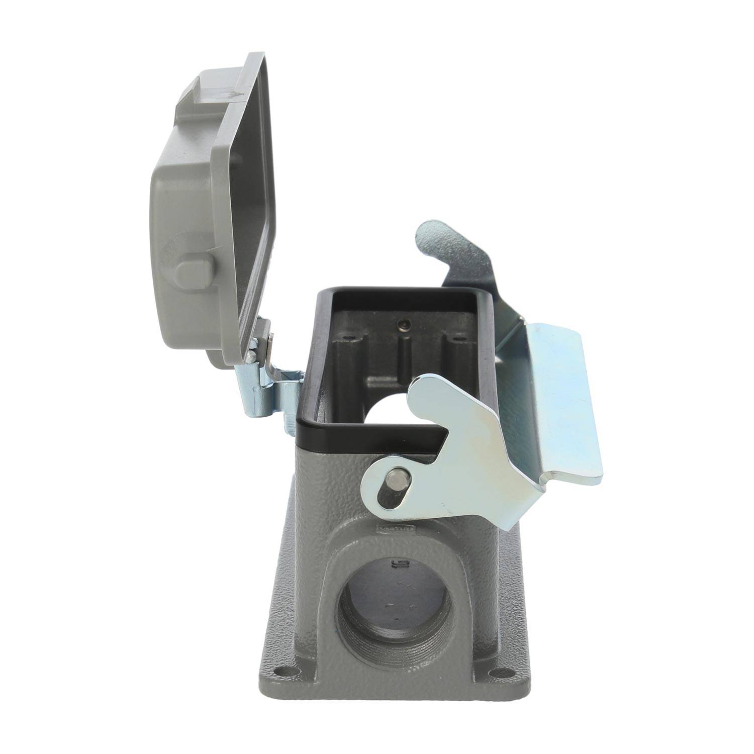 Graue industrielle Elektrosteckdose mit einer klappbaren Schutzabdeckung, konzipiert für die Oberflächenmontage. Die Abdeckung ist geöffnet und gibt die Steckdose im Inneren frei.