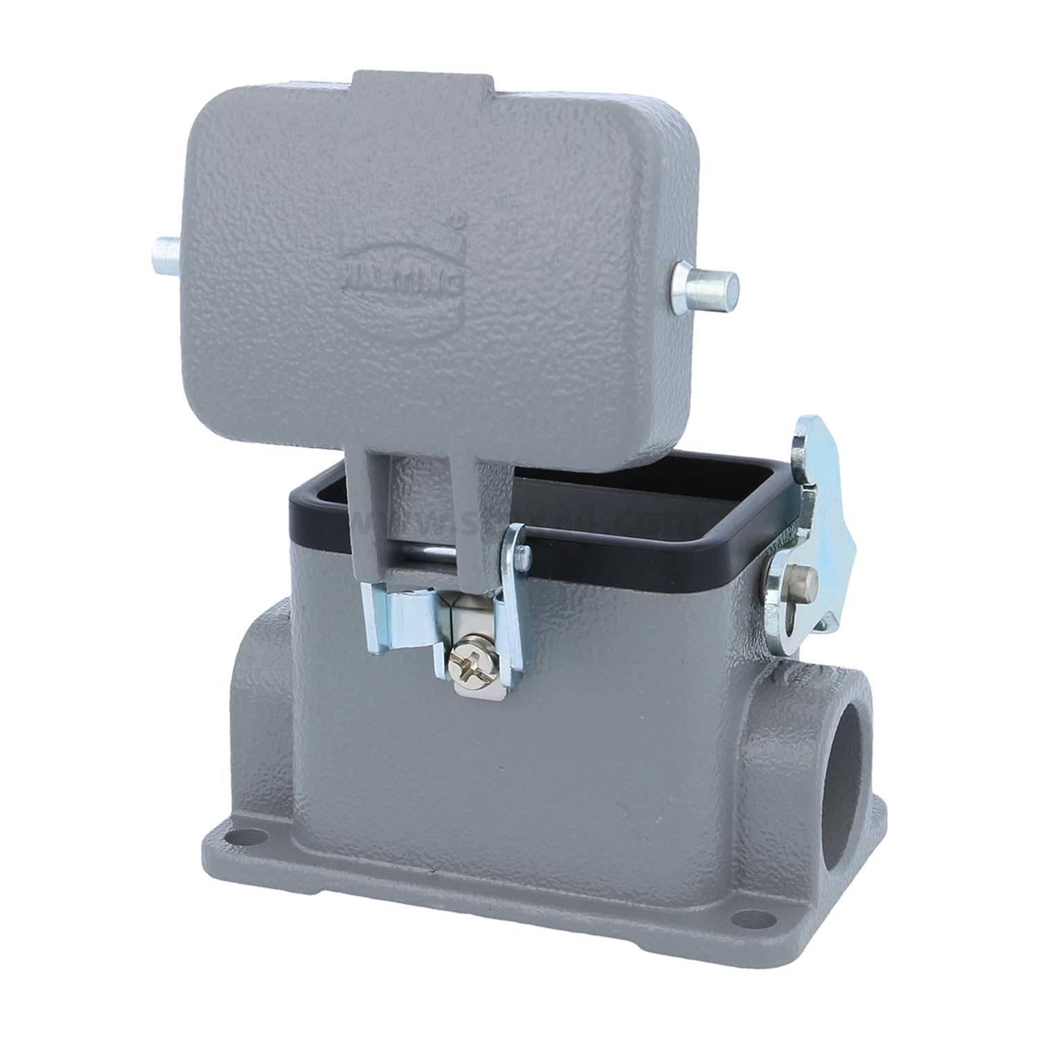 Ein industrielles graues Steckergehäuse mit einem klappbaren Deckel, ausgestattet mit einem Verschluss und seitlichem Kabeleingang, entwickelt für sichere elektrische Verbindungen.