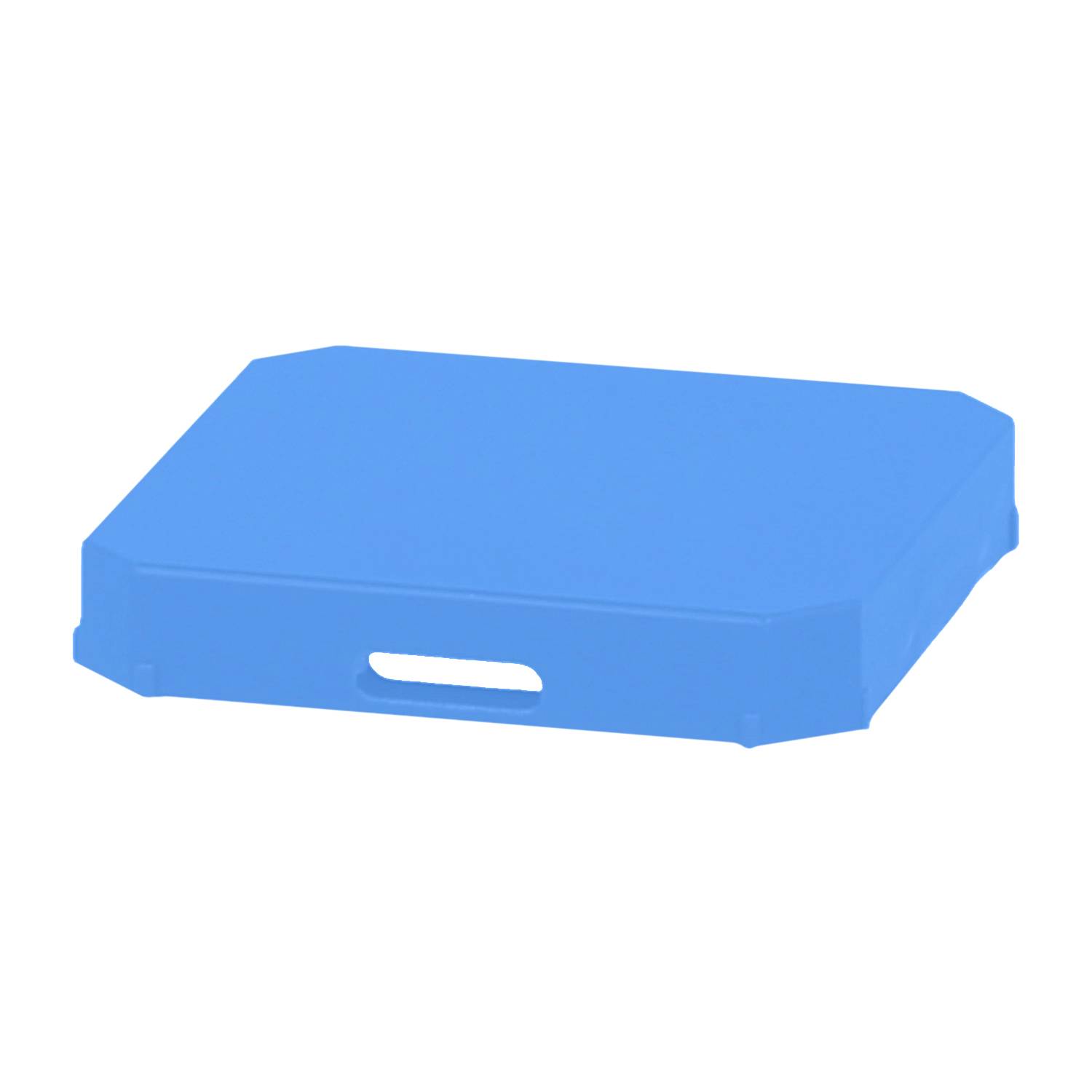 Blauer rechteckiger Kunststoffdeckel mit Griffschlitz, von einem Winkel aus auf weißem Hintergrund betrachtet.