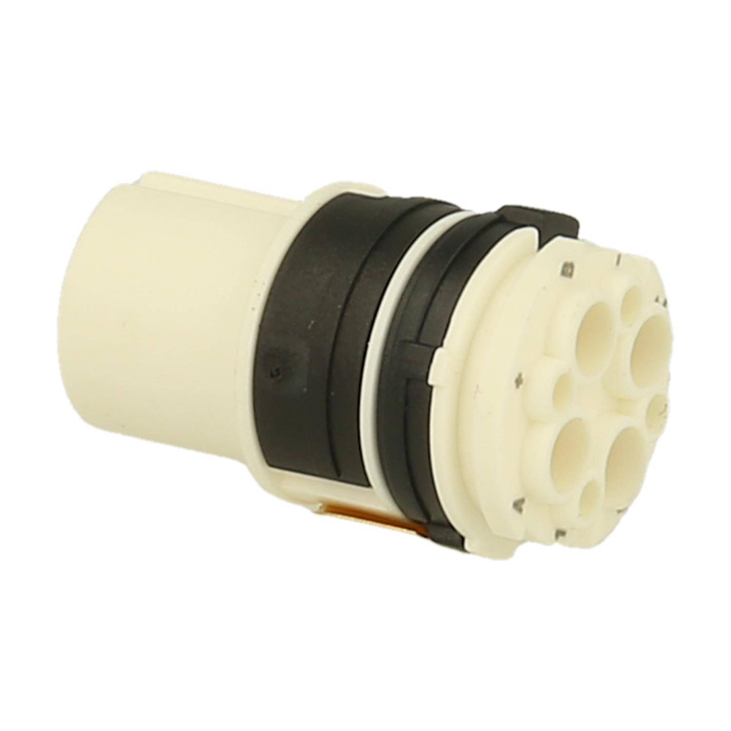 Ein zylindrischer weißer elektrischer Stecker mit mehreren kreisförmigen Schlitzen, der schwarze Bänder um seinen mittleren Abschnitt aufweist.