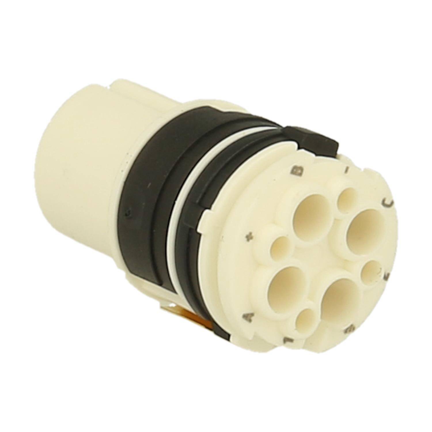 Ein weißer Kunststoffverbinder mit mehreren kreisförmigen Löchern und schwarzen Ringen, der für elektrische oder mechanische Verbindungen verwendet wird.