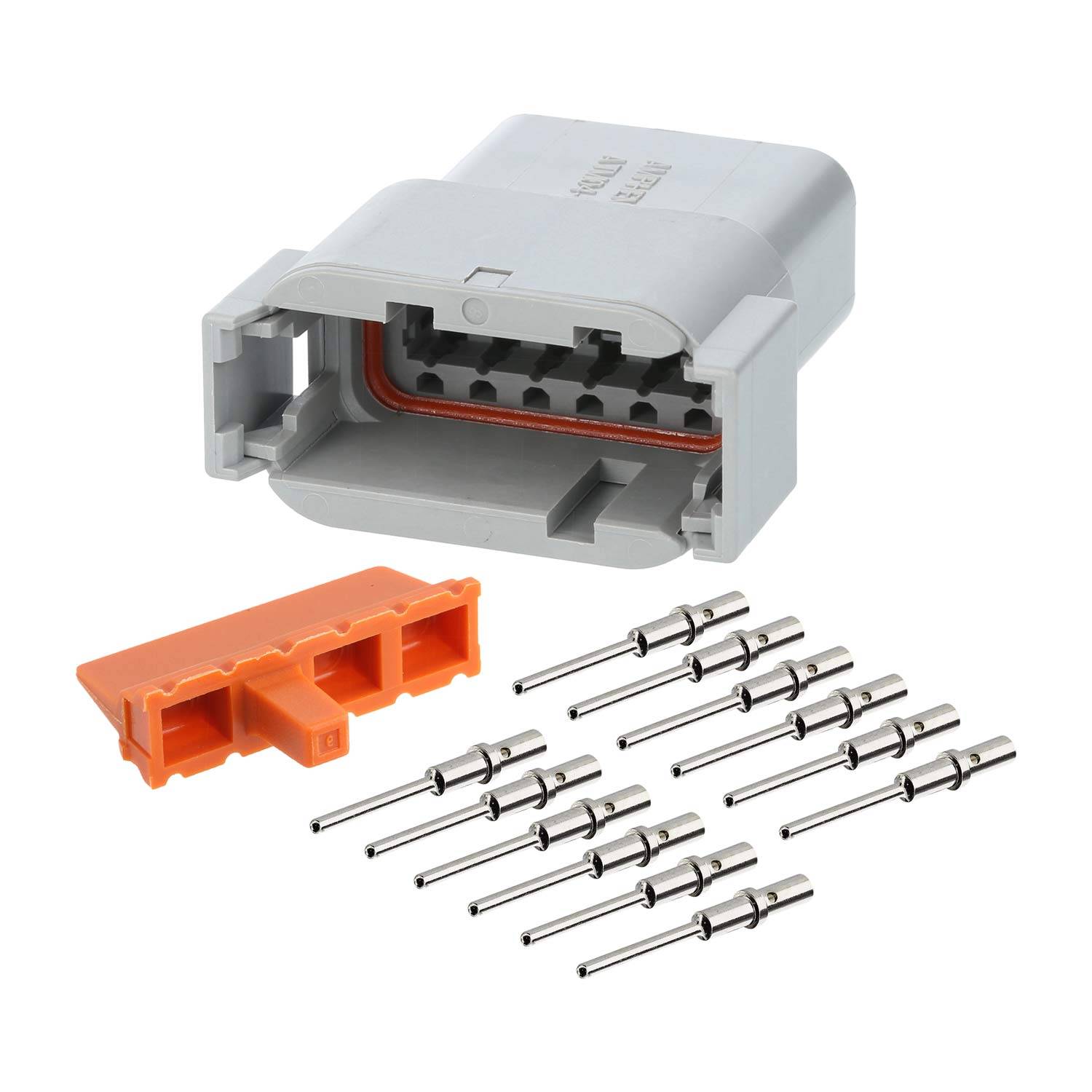 Grauer elektrischer Stecker mit einem orangefarbenen Abstandshalter und mehreren metallischen Kontakten, verwendet für Fahrzeugverkabelung und elektronische Verbindungen.