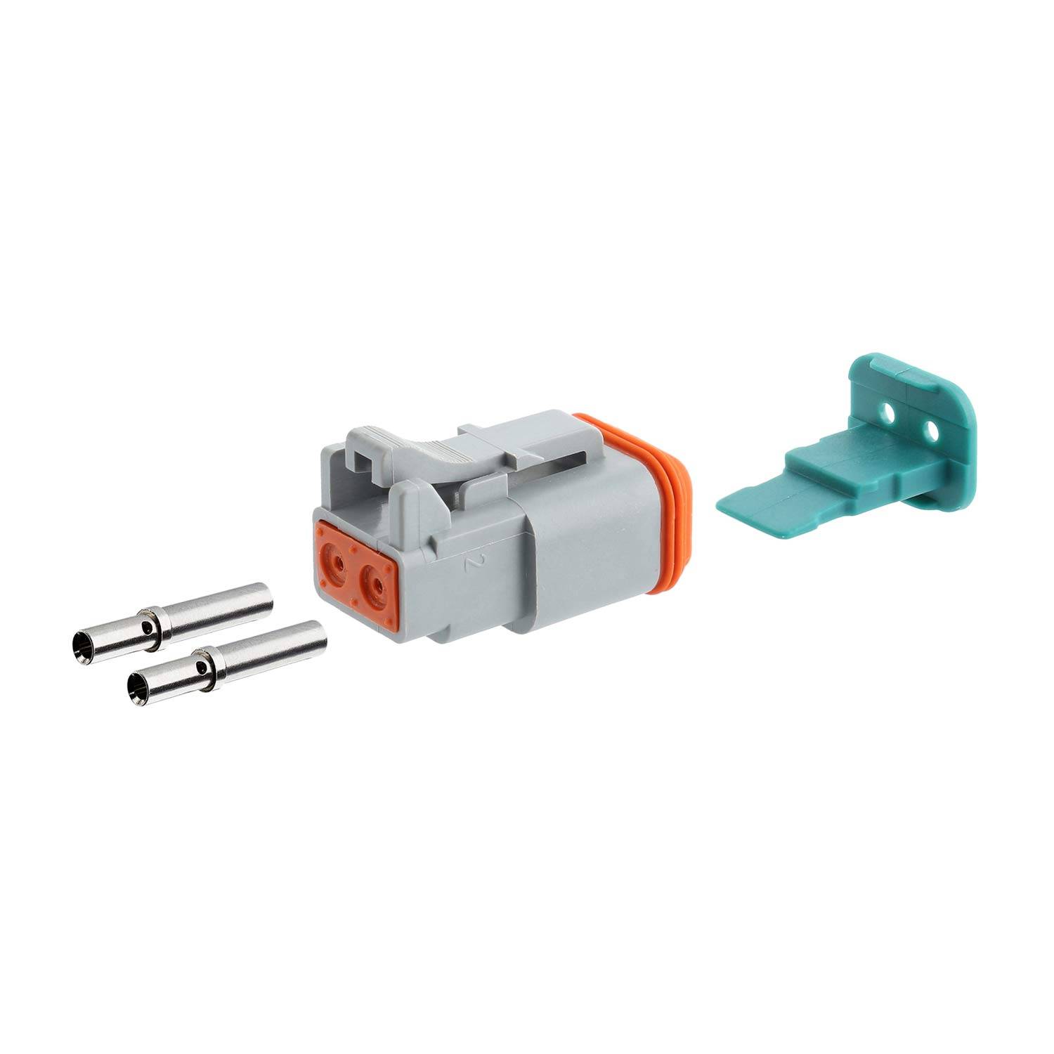 Ein grauer und orangefarbener elektrischer Stecker mit zwei Metallstiften und einem kleinen türkisfarbenen Clip, der daneben auf einem weißen Hintergrund platziert ist.